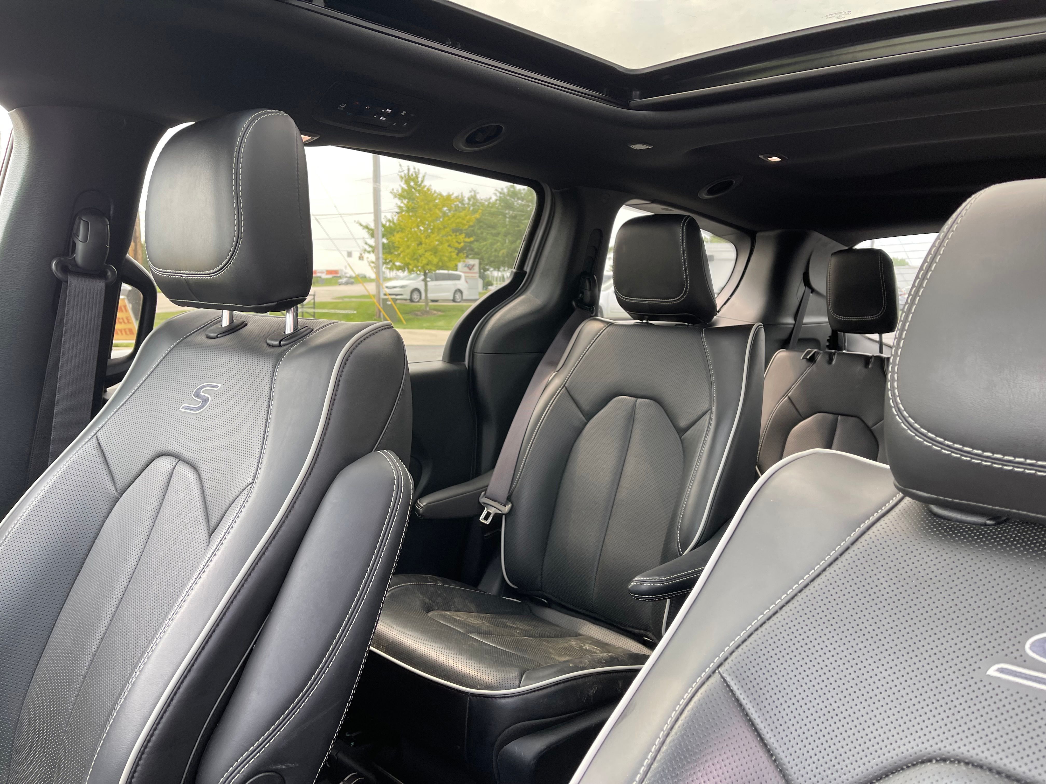Used 2024 Silver Mist Clearcoat Chrysler Select Premium S Appearance image 15