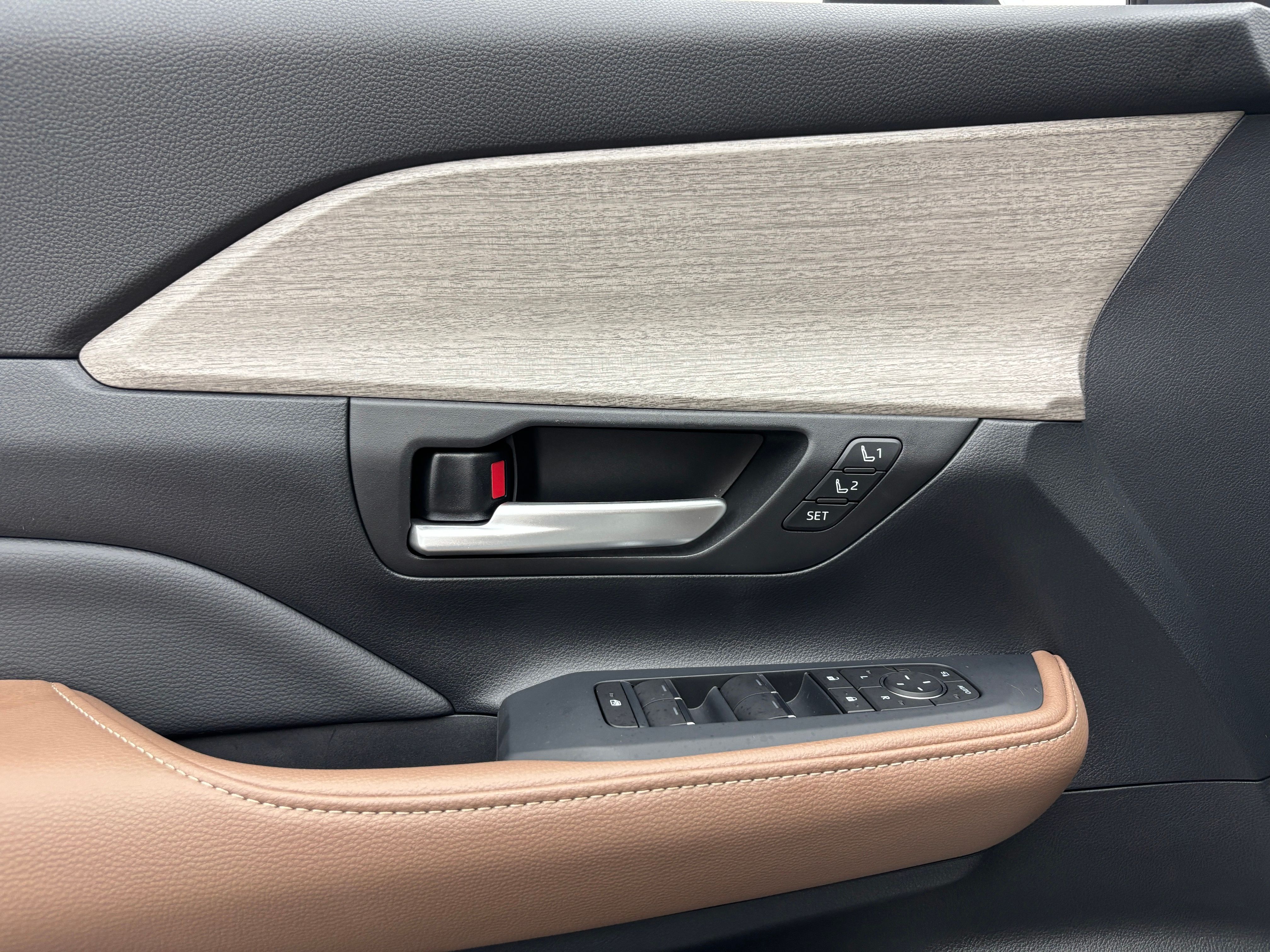 Used 2025 Pearl Toyota Platinum image 19