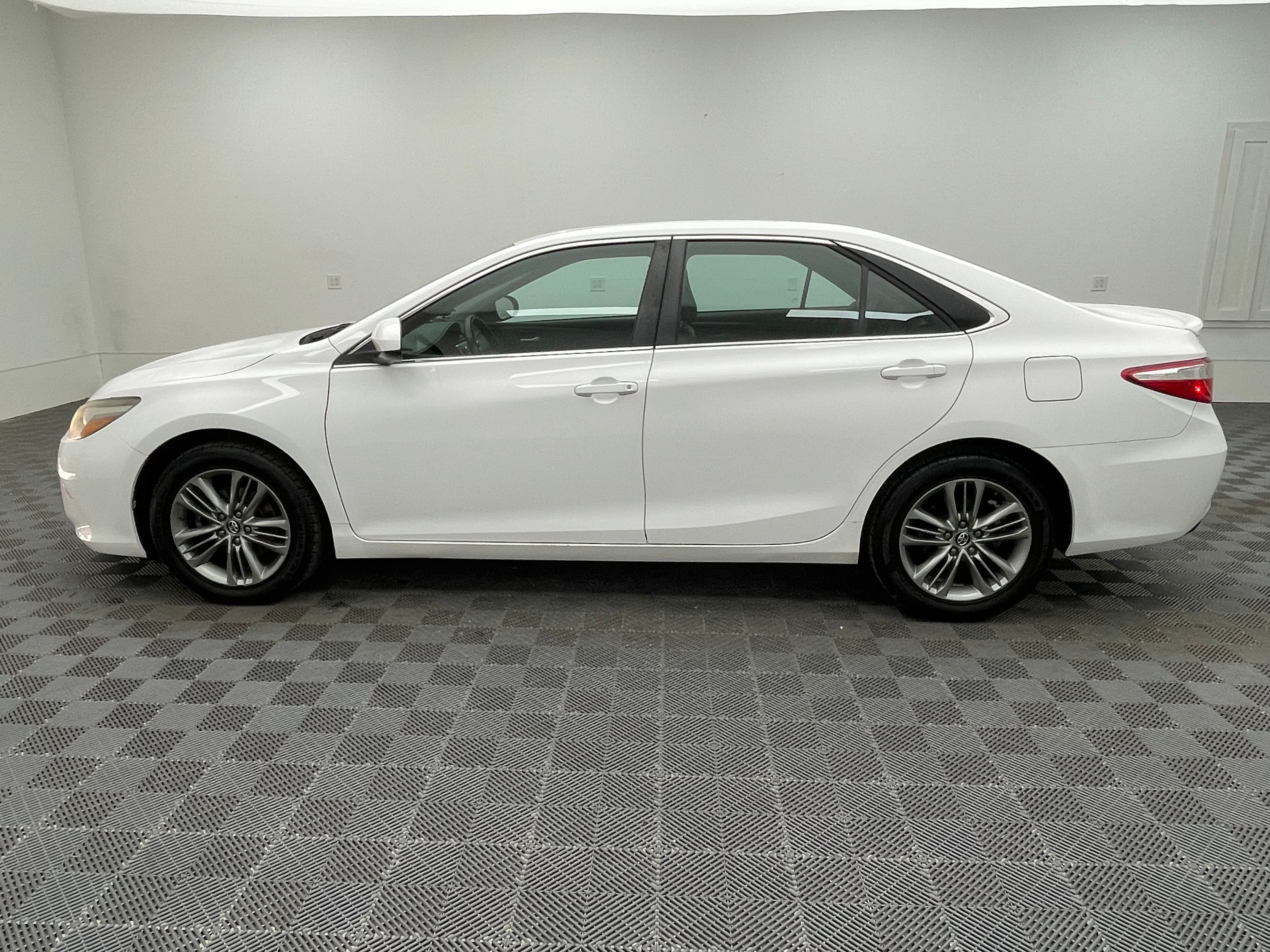 Used 2016 Super White Toyota SE image 10