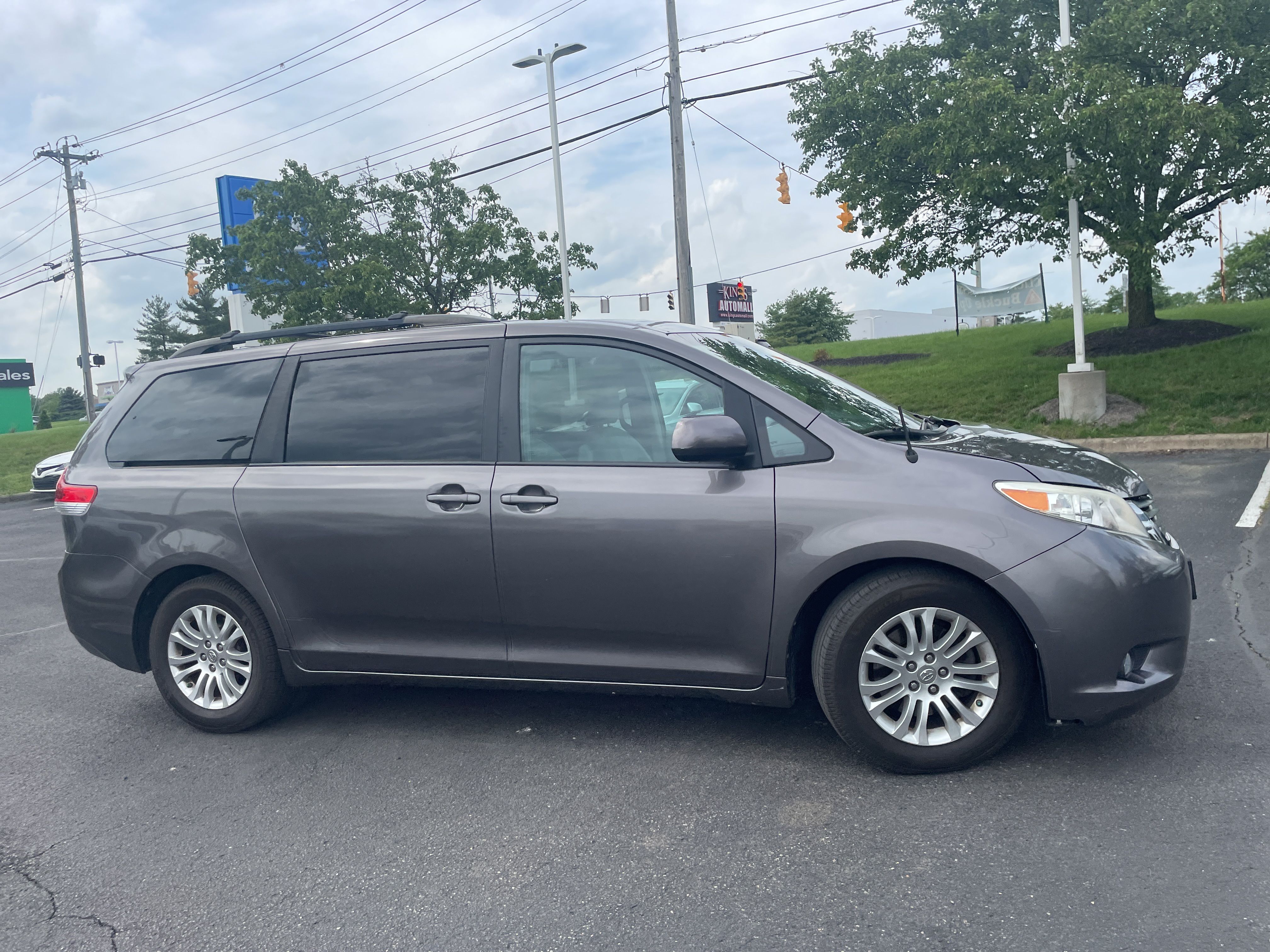2013 Toyota Sienna XLE 7-Passenger Auto Access Se photo