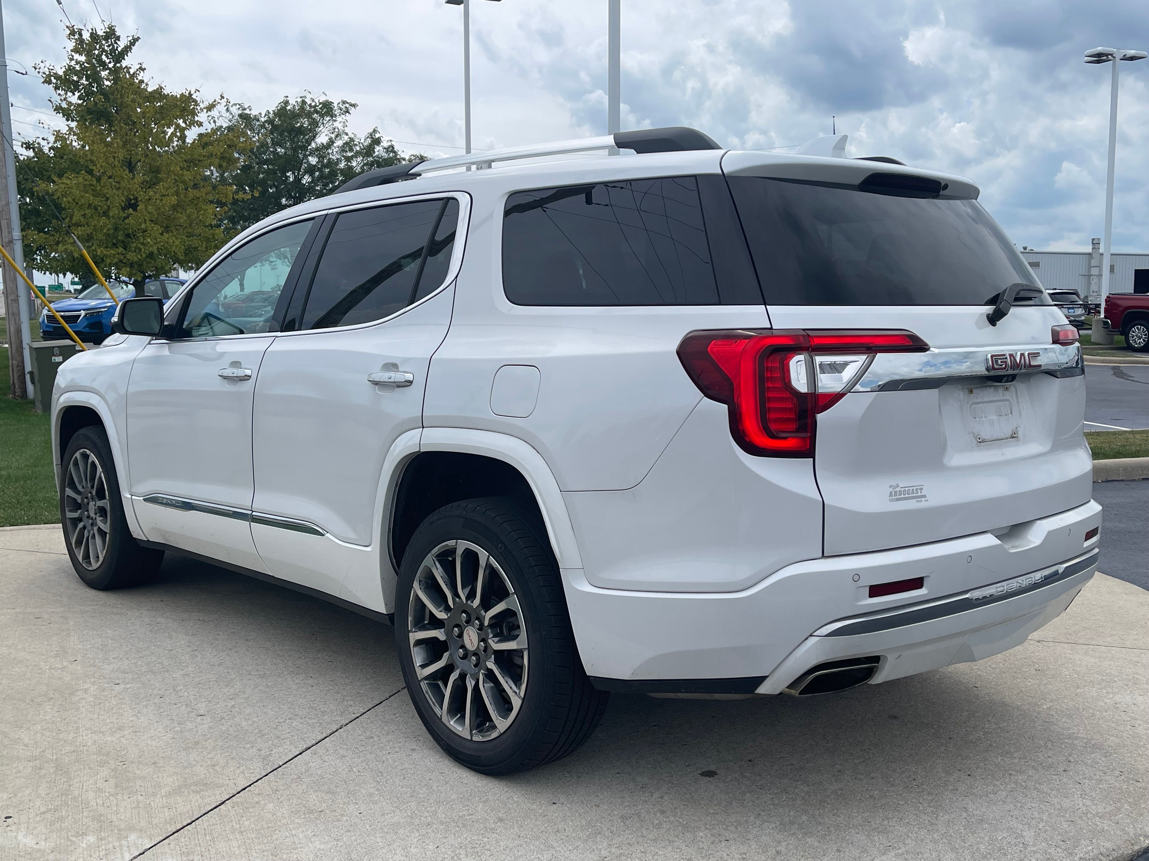 Used 2020 White Frost Tricoat GMC Denali image 5