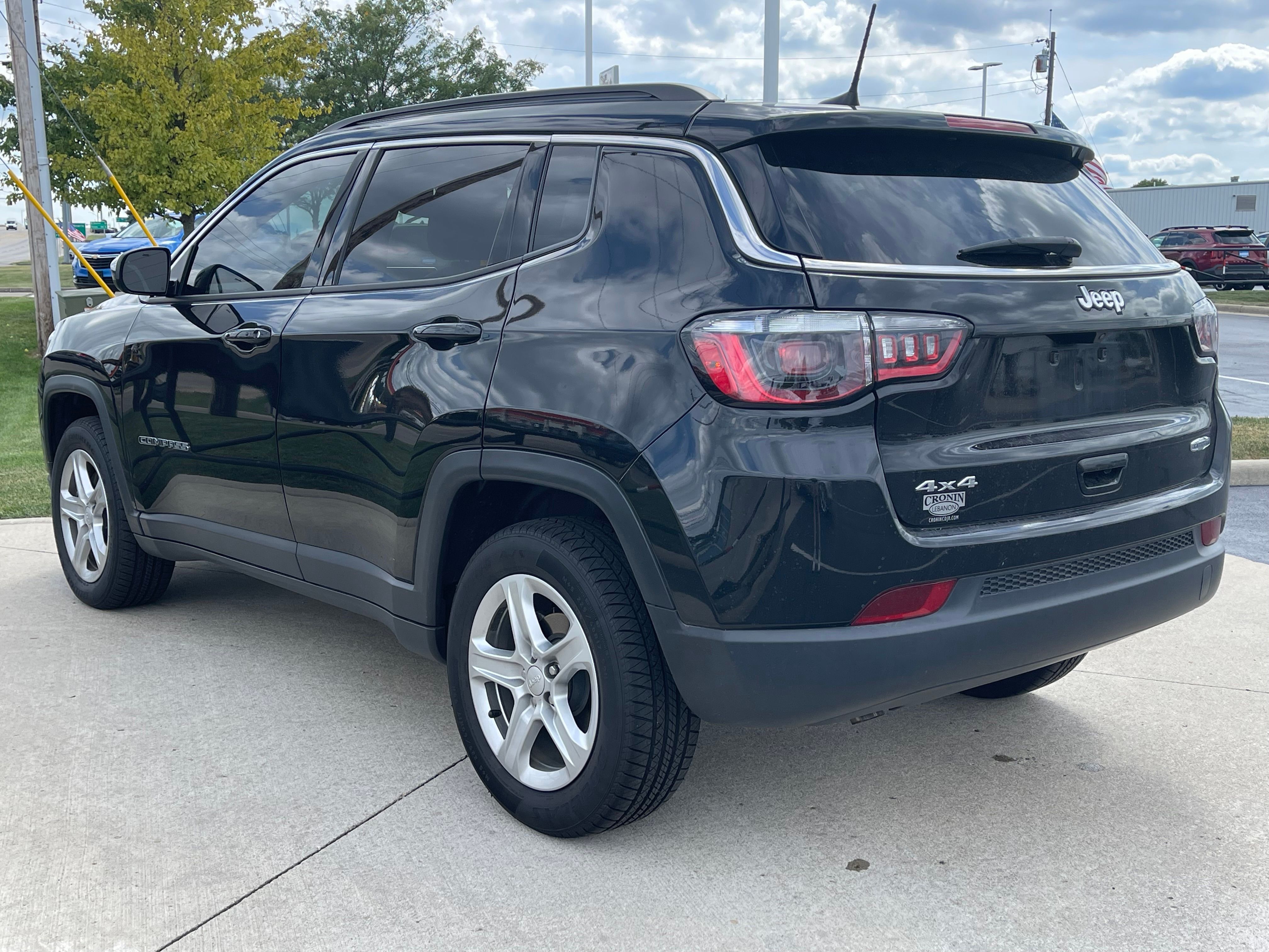 Used 2023 Diamond Black Crystal Pearlcoat Jeep Latitude image 5