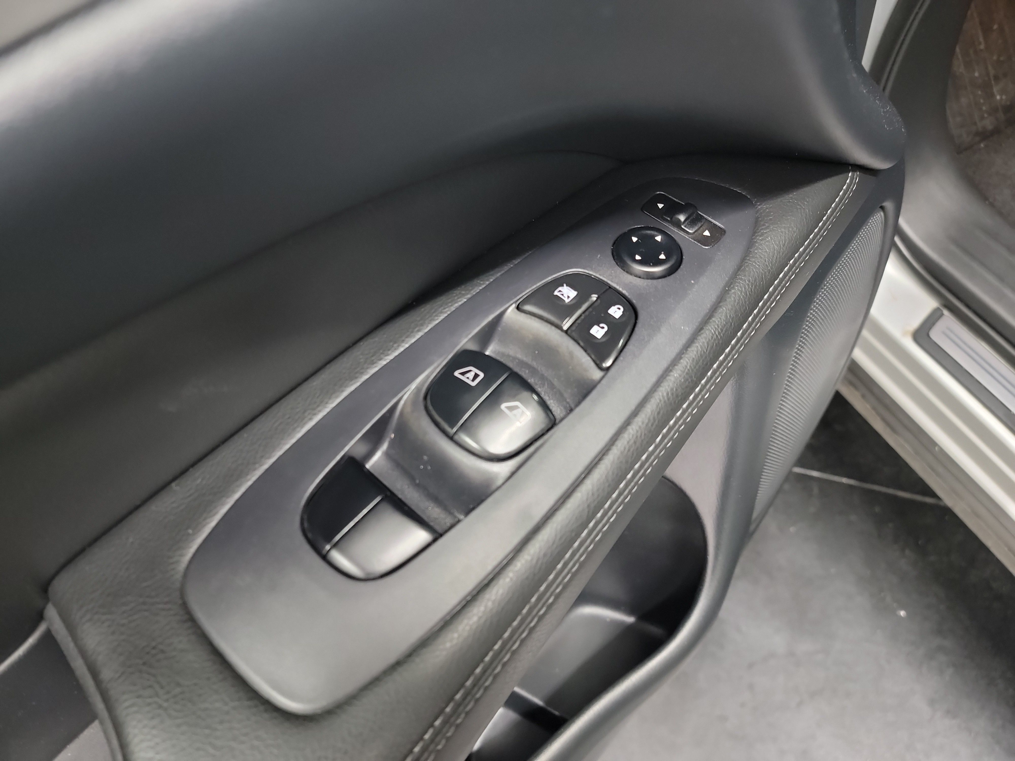 2019 Nissan Pathfinder SL photo