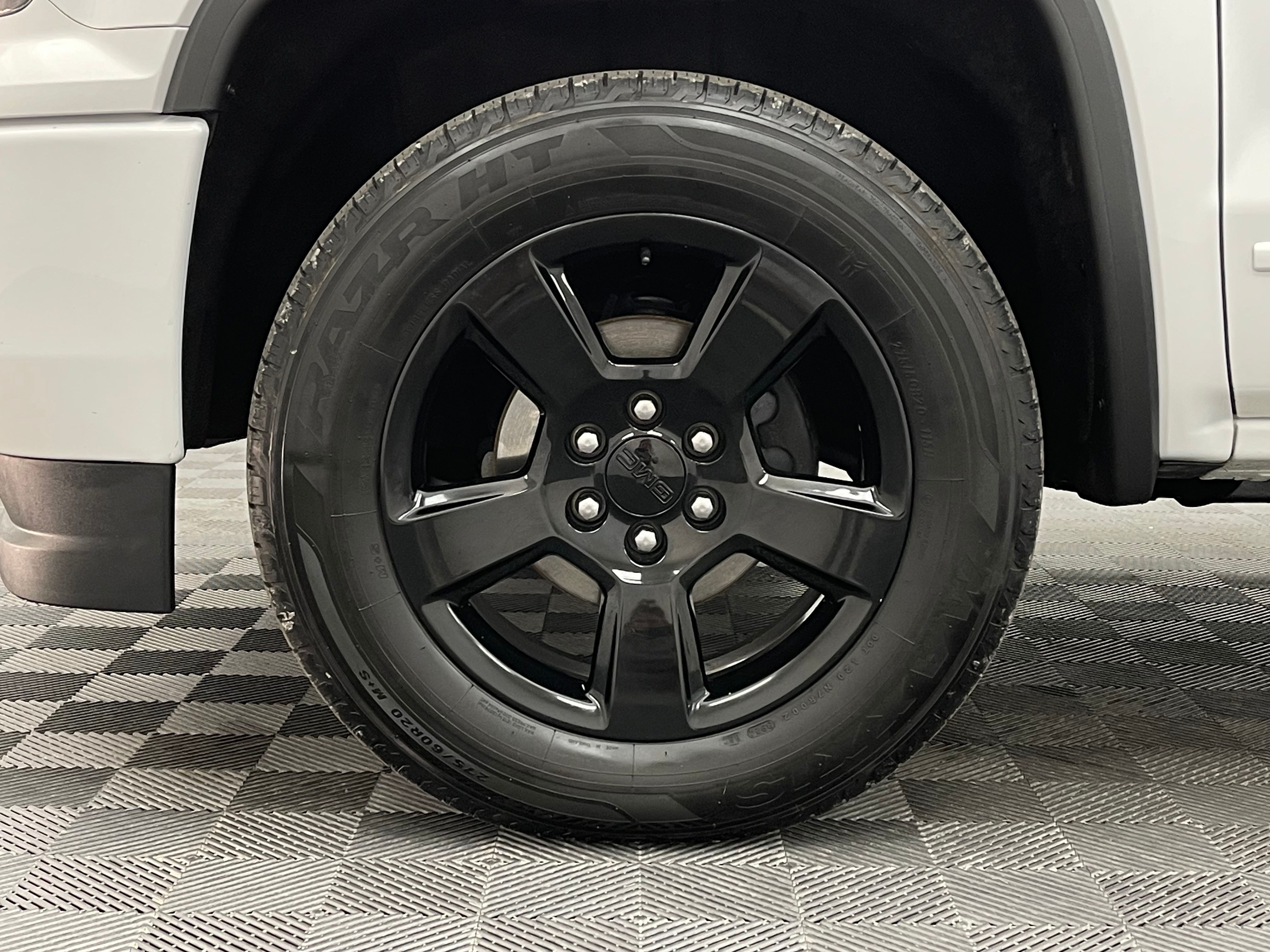 Used 2018 Summit White GMC Base image 12