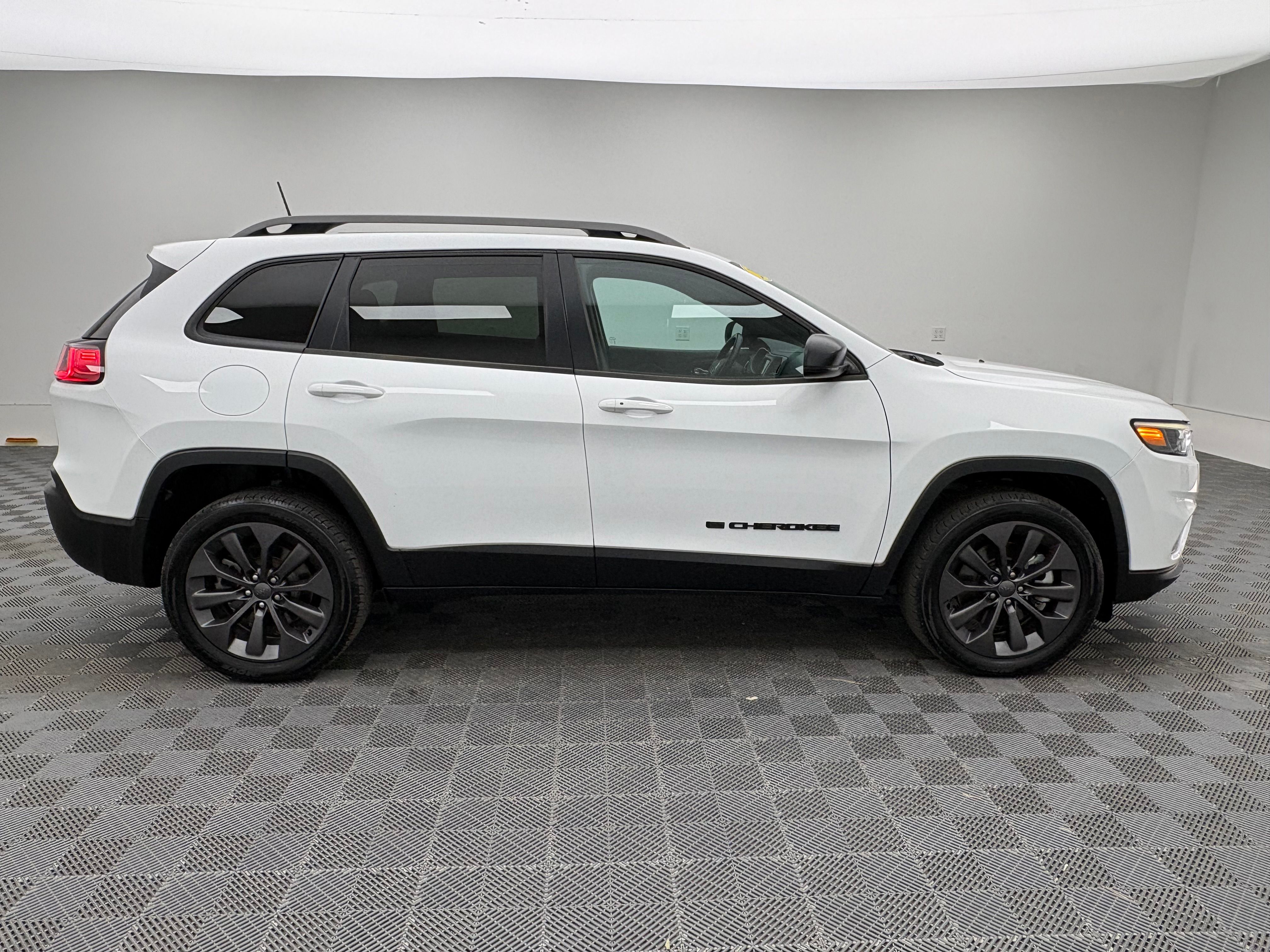 Used 2021 Bright White Clearcoat Jeep Latitude Lux image 7