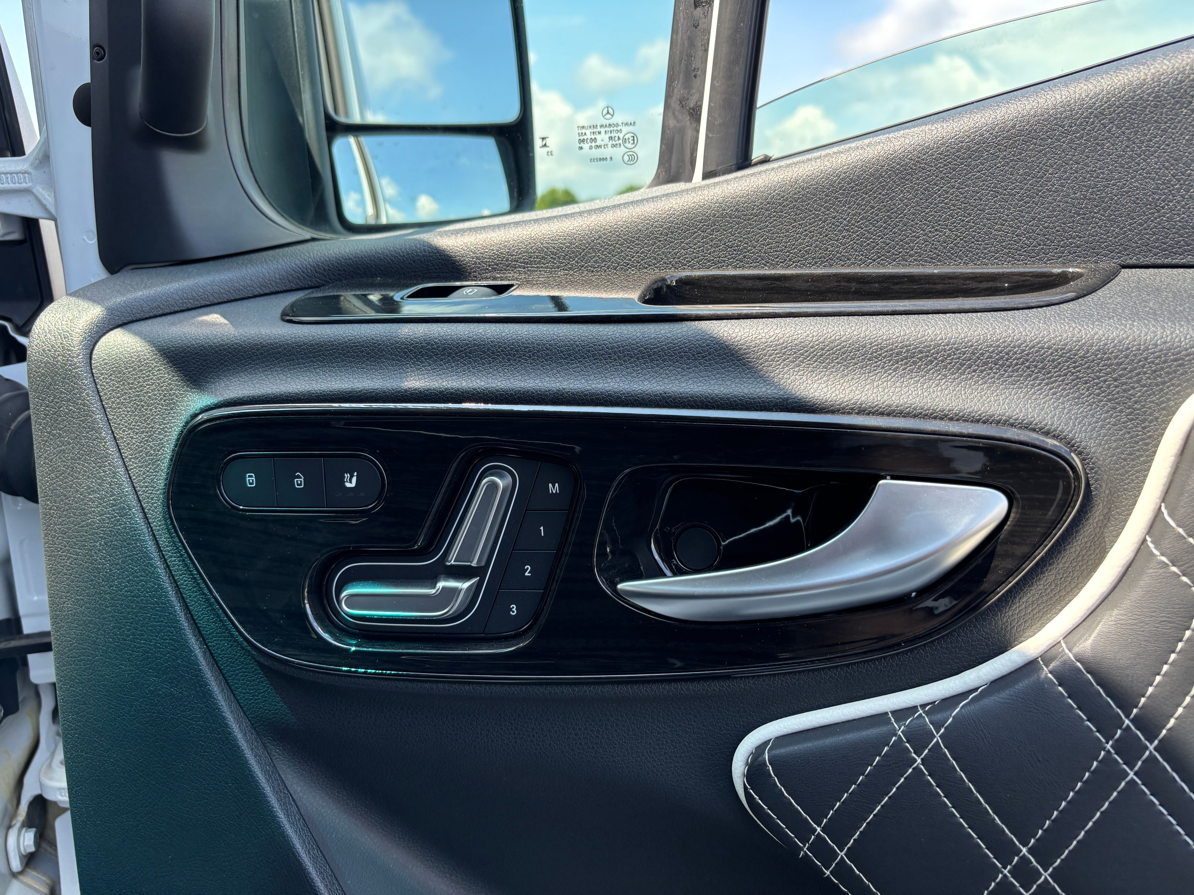 New 2026 Arctic White Mercedes-Benz Discovery Cross Country image 25
