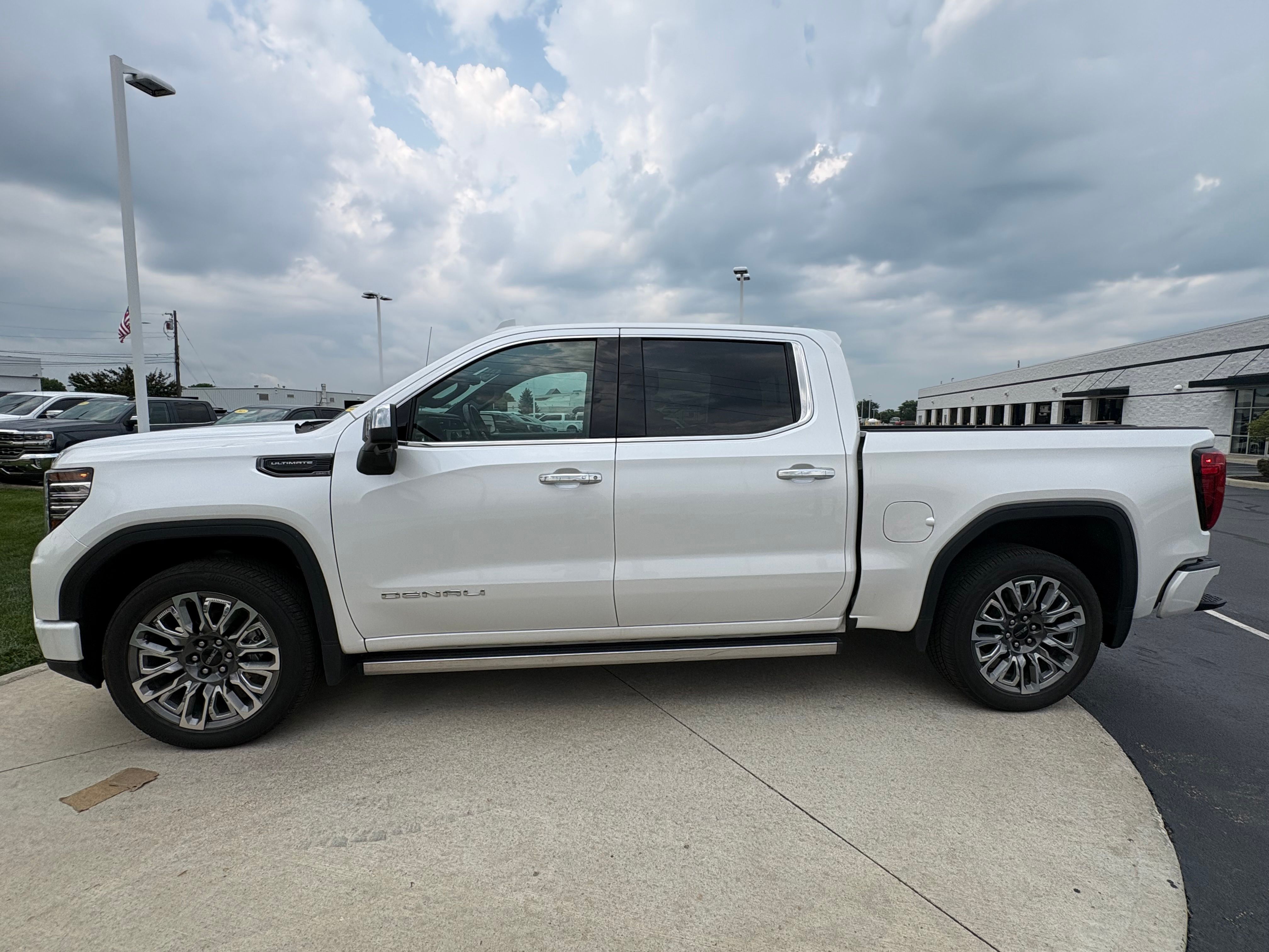 Used 2024 White Frost Tricoat GMC Denali Ultimate image 4
