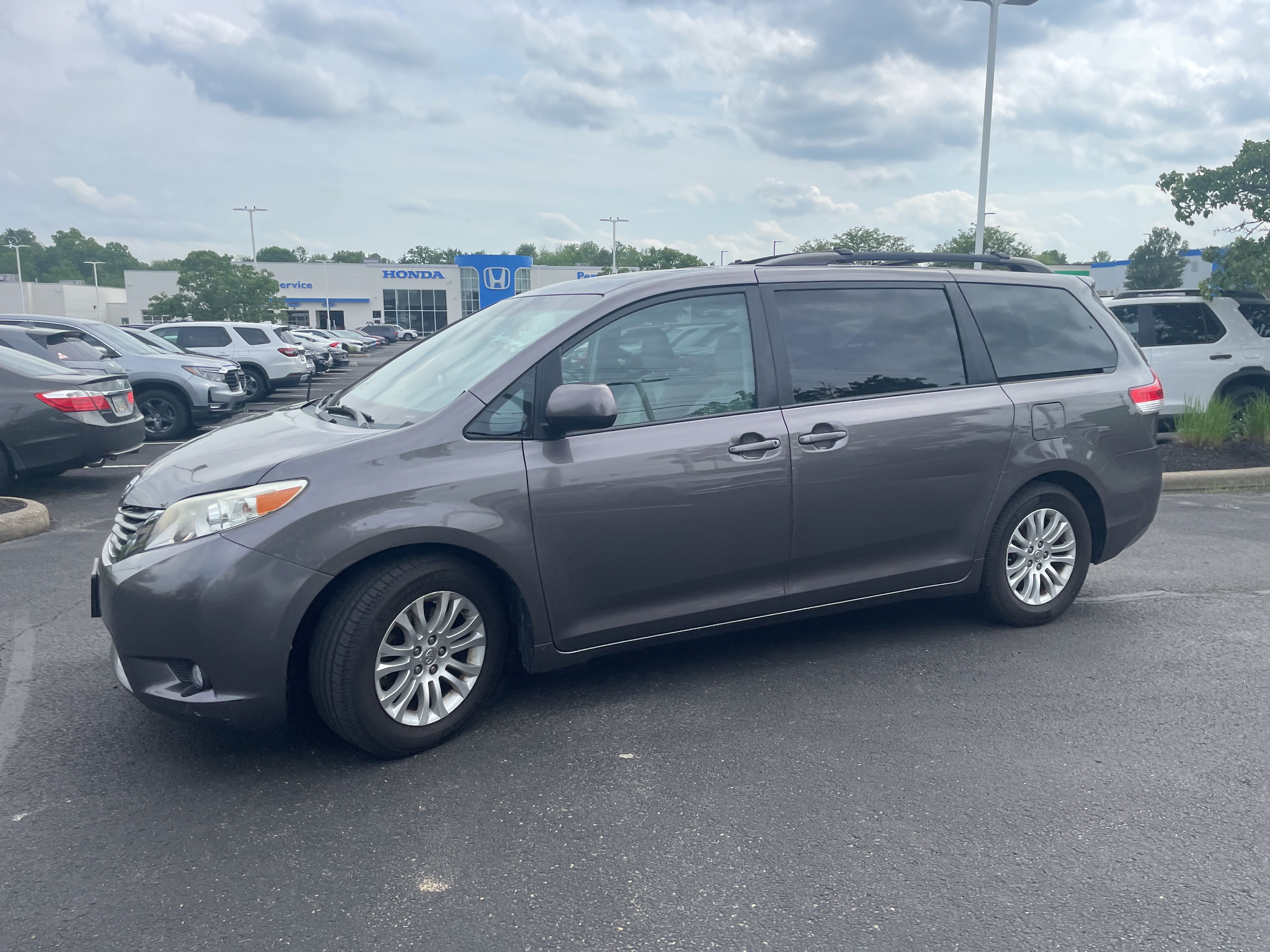 2013 Toyota Sienna XLE 7-Passenger Auto Access Se photo
