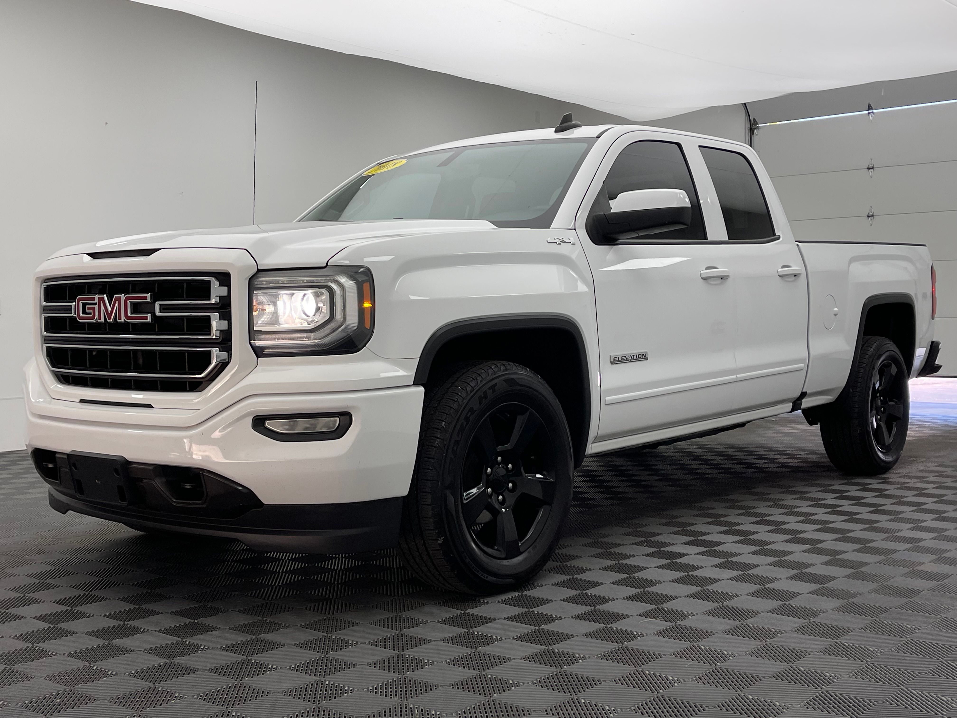 Used 2018 Summit White GMC Base image 2