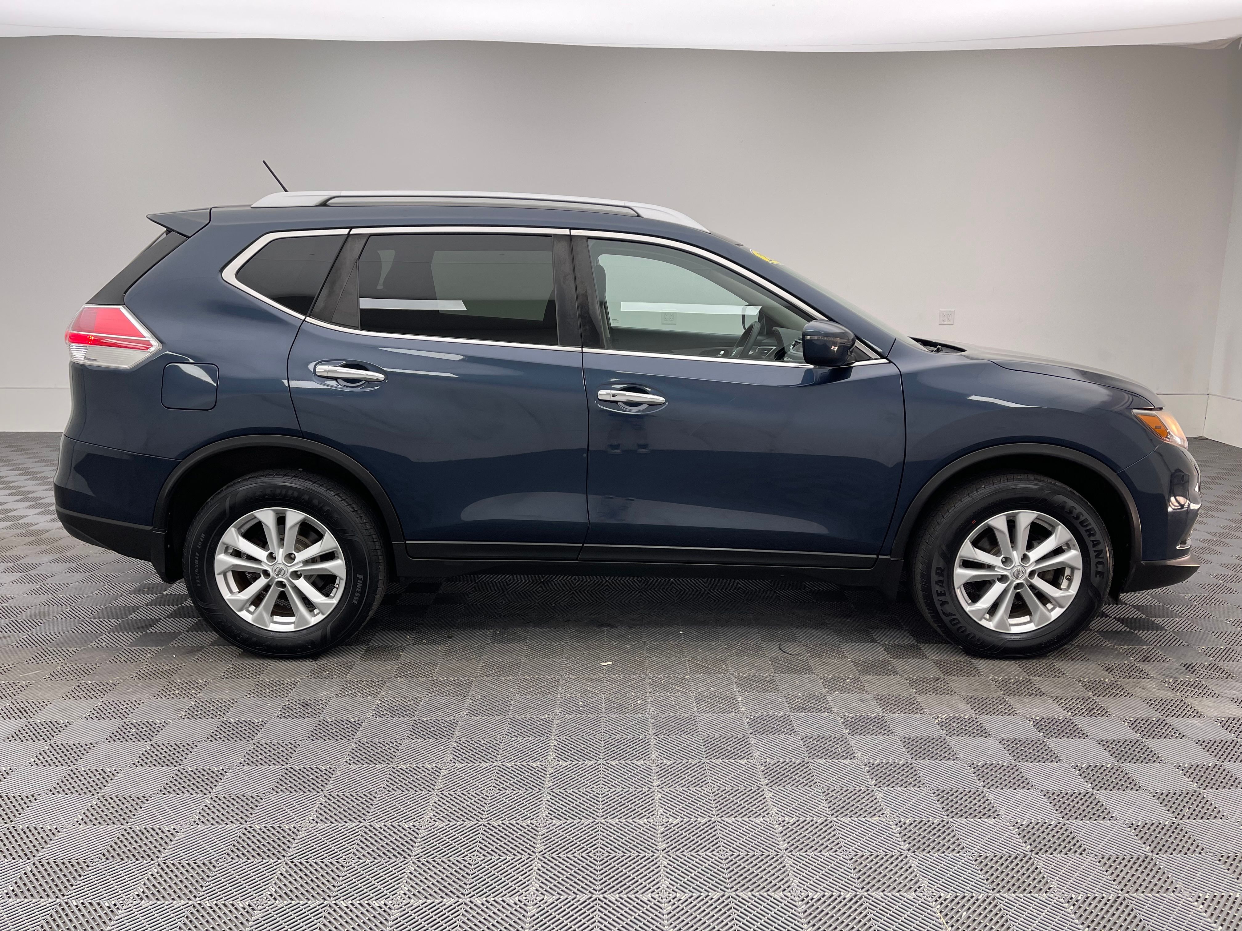 Used 2016 Arctic Blue Metallic Nissan SV image 5