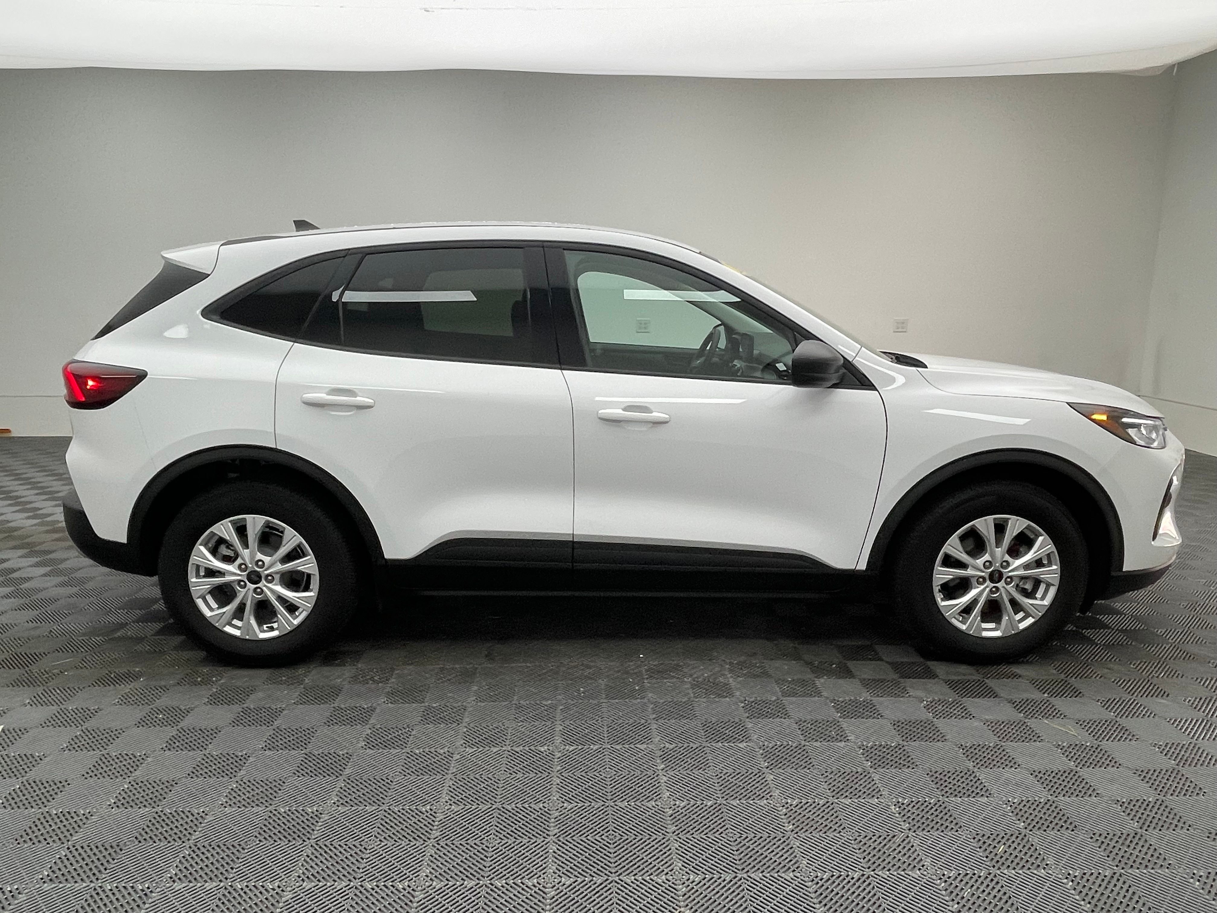 Used 2026 Oxford White Ford Active image 5