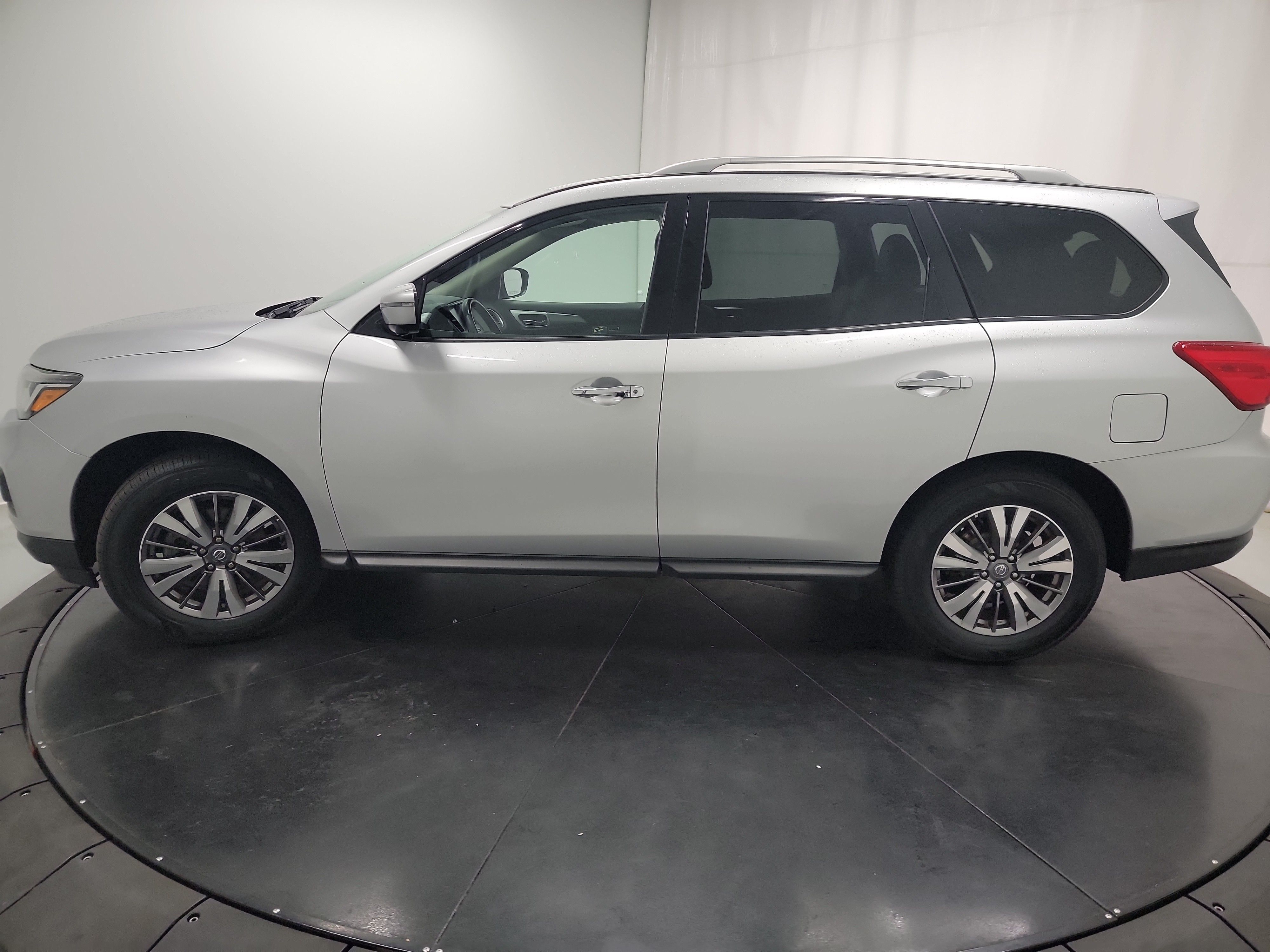 2019 Nissan Pathfinder SL photo