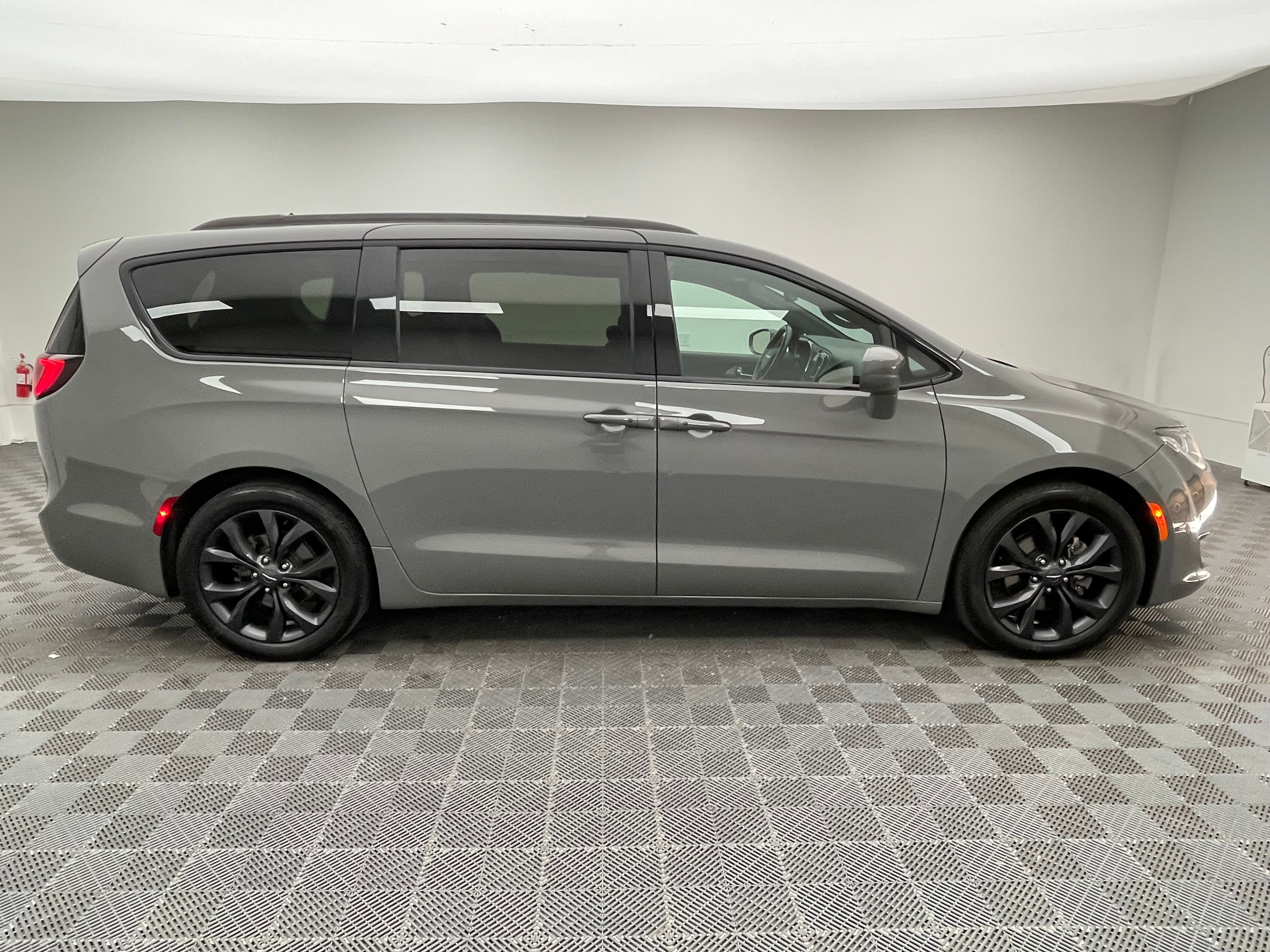 Used 2020 Ceramic Gray Clearcoat Chrysler Touring L Plus image 6