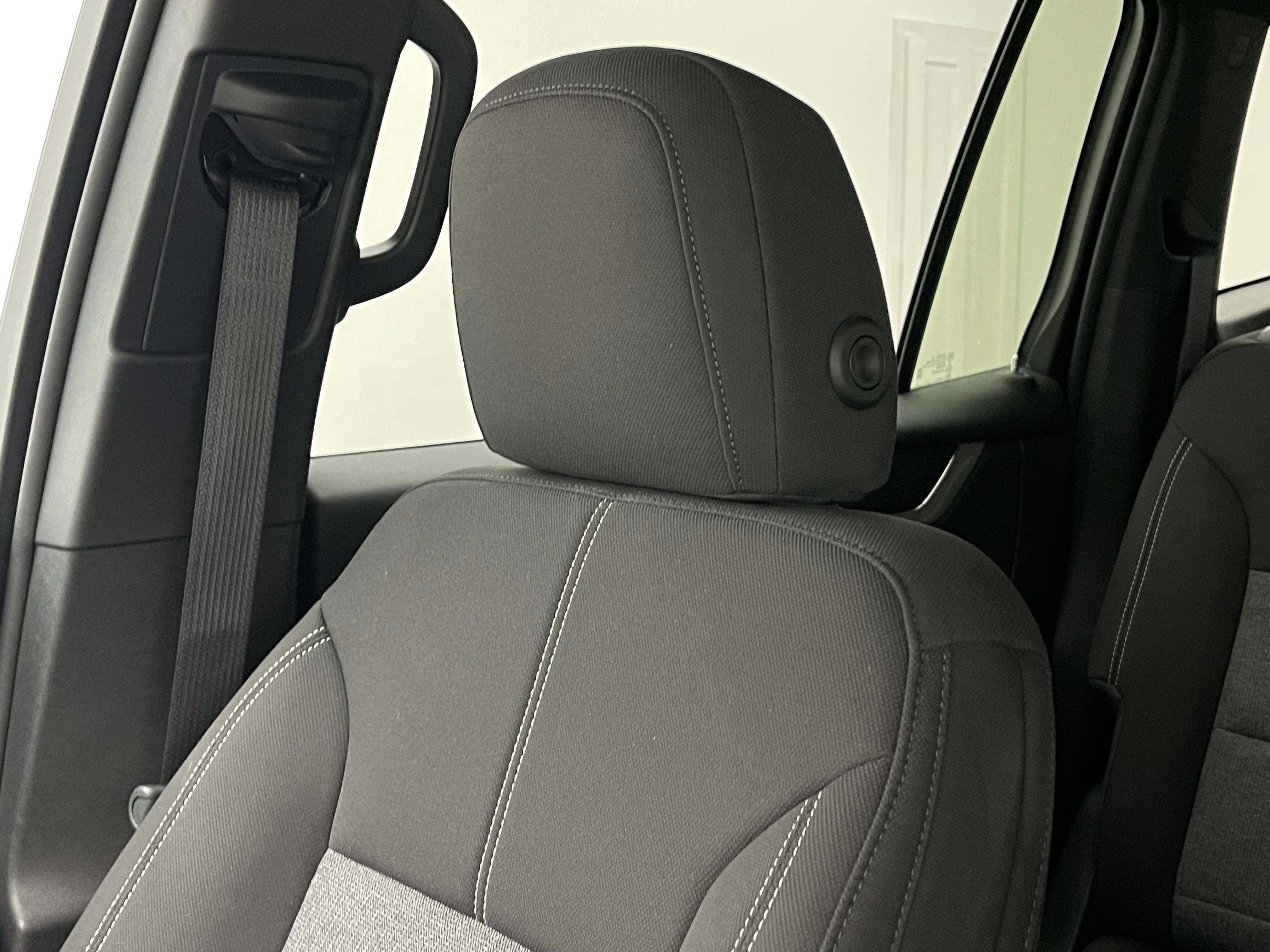 Used 2025 Summit White GMC Elevation image 44