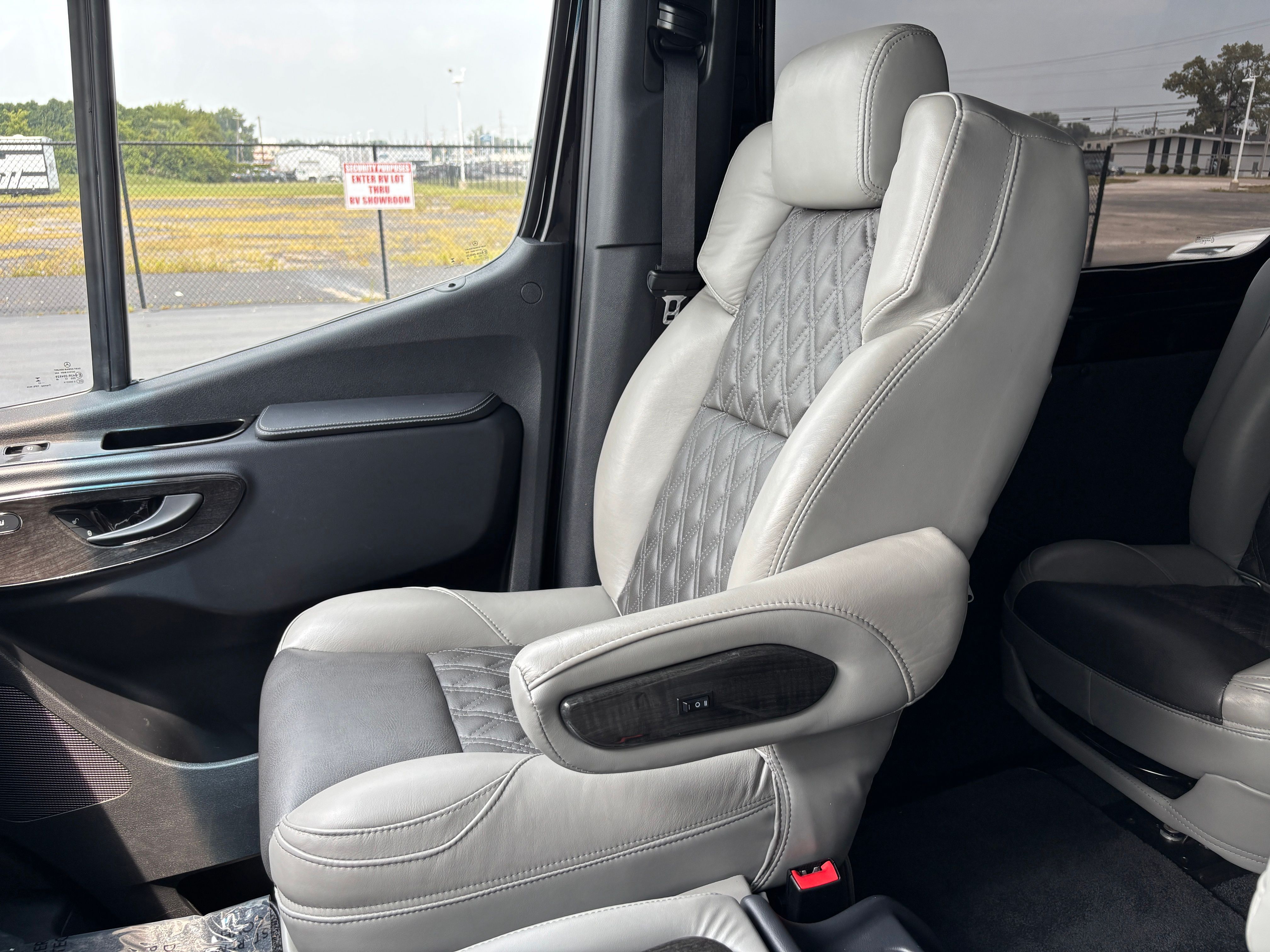 Used 2023 Black Mercedes-Benz Explorer Limited SE image 40