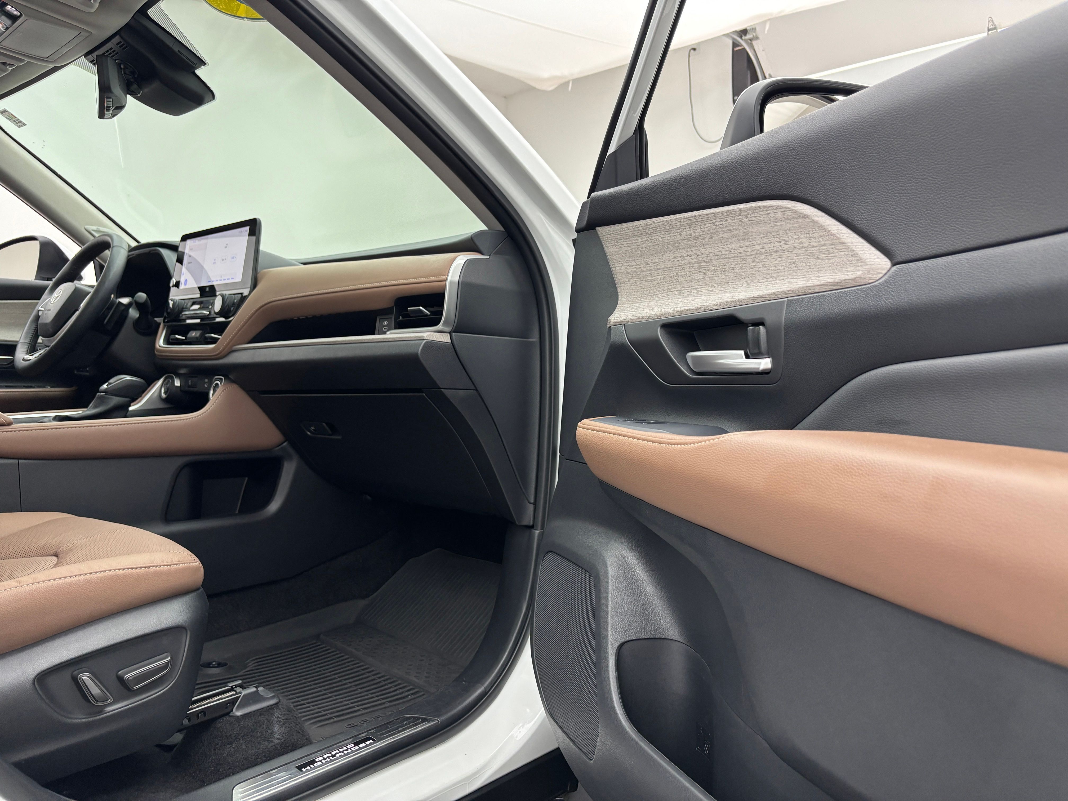 Used 2025 Pearl Toyota Platinum image 36