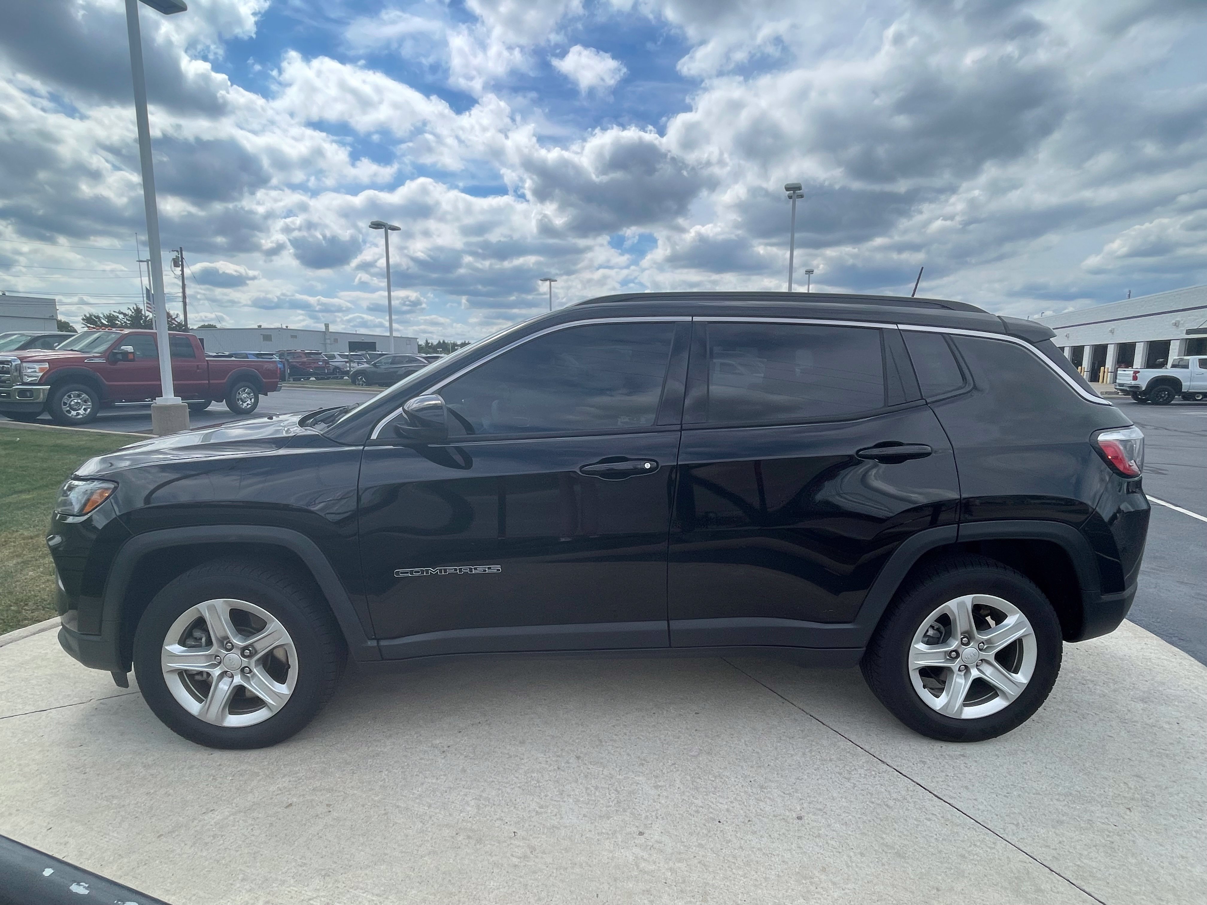 Used 2023 Diamond Black Crystal Pearlcoat Jeep Latitude image 4