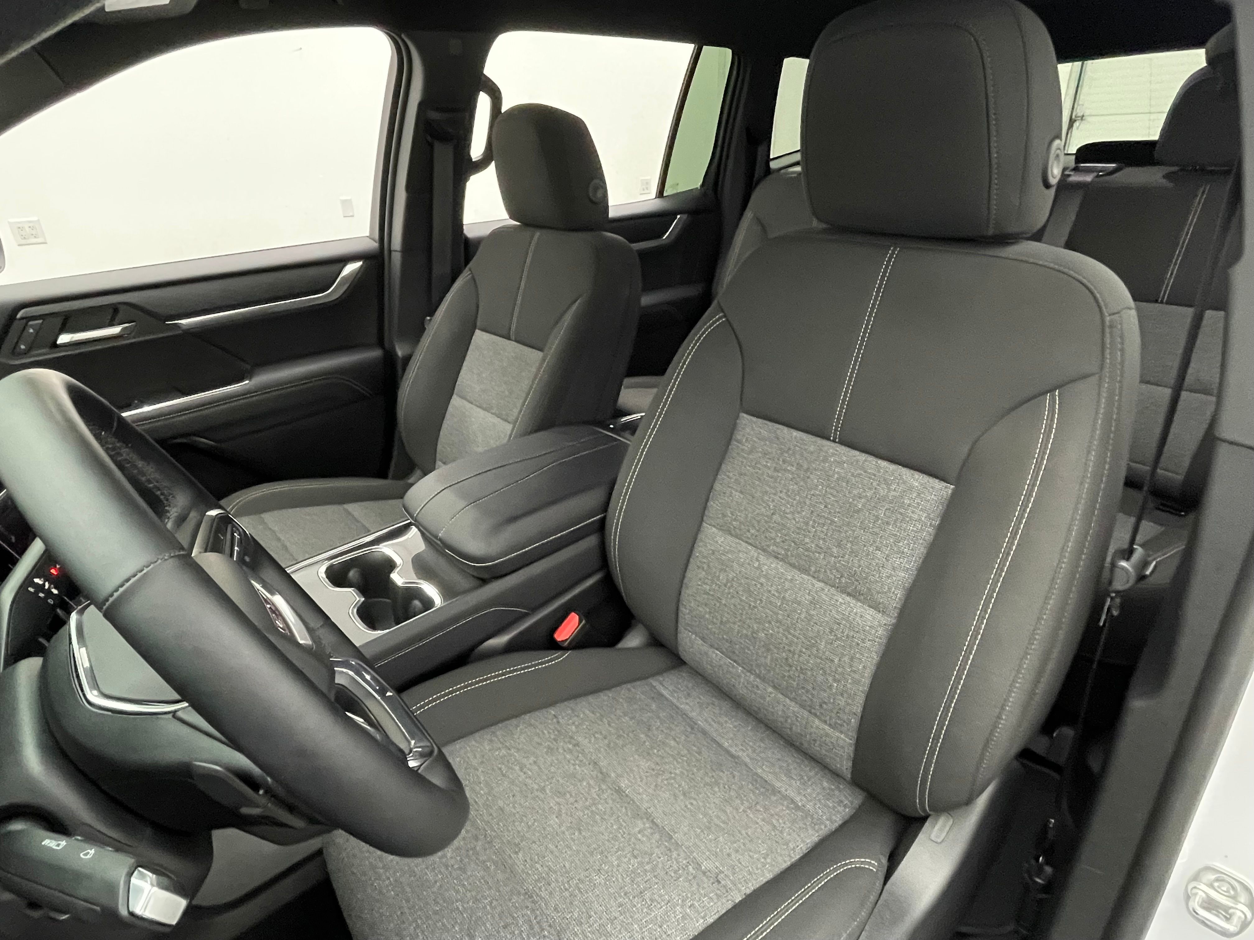 Used 2025 Summit White GMC Elevation image 18