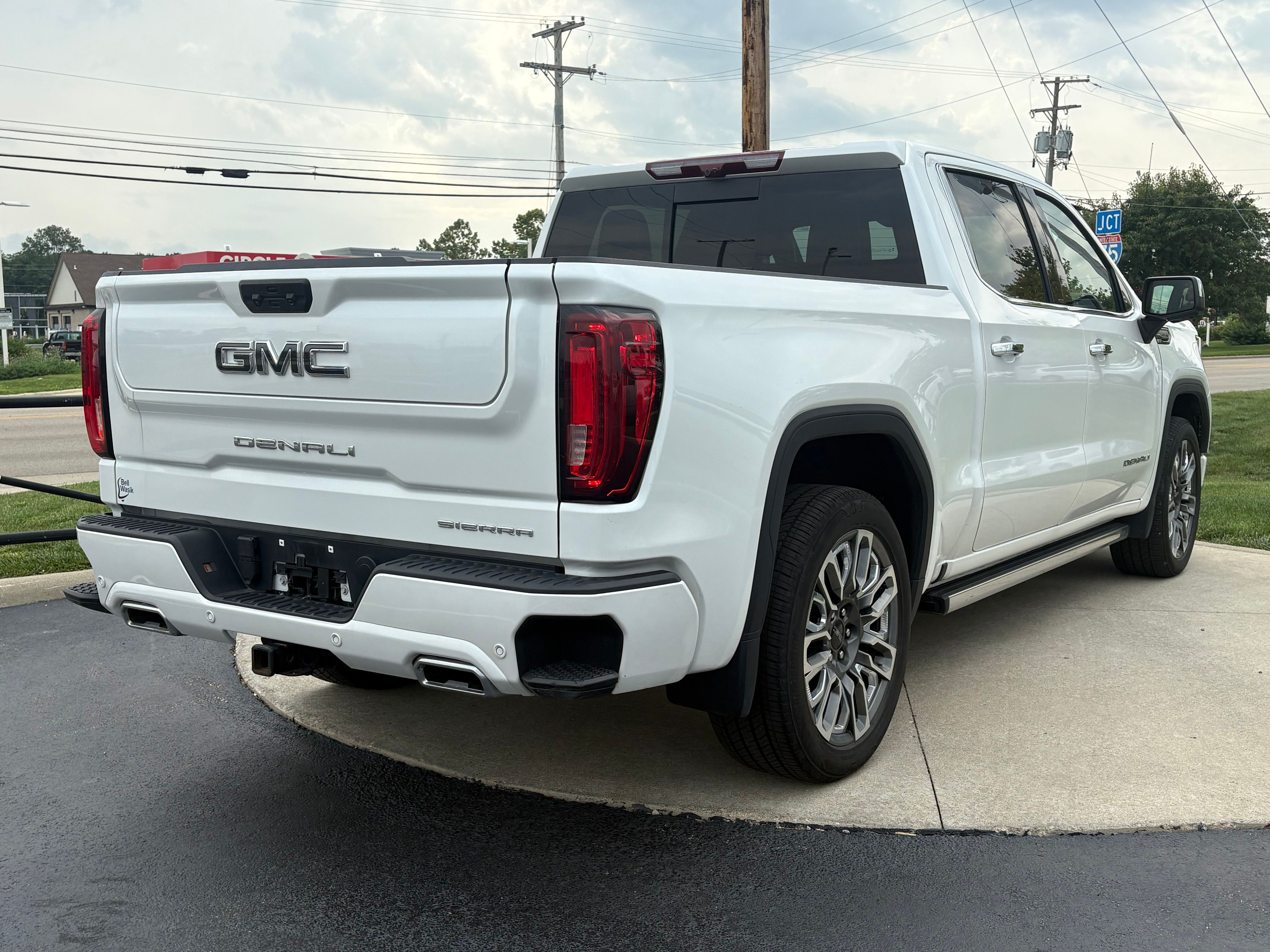 Used 2024 White Frost Tricoat GMC Denali Ultimate image 7