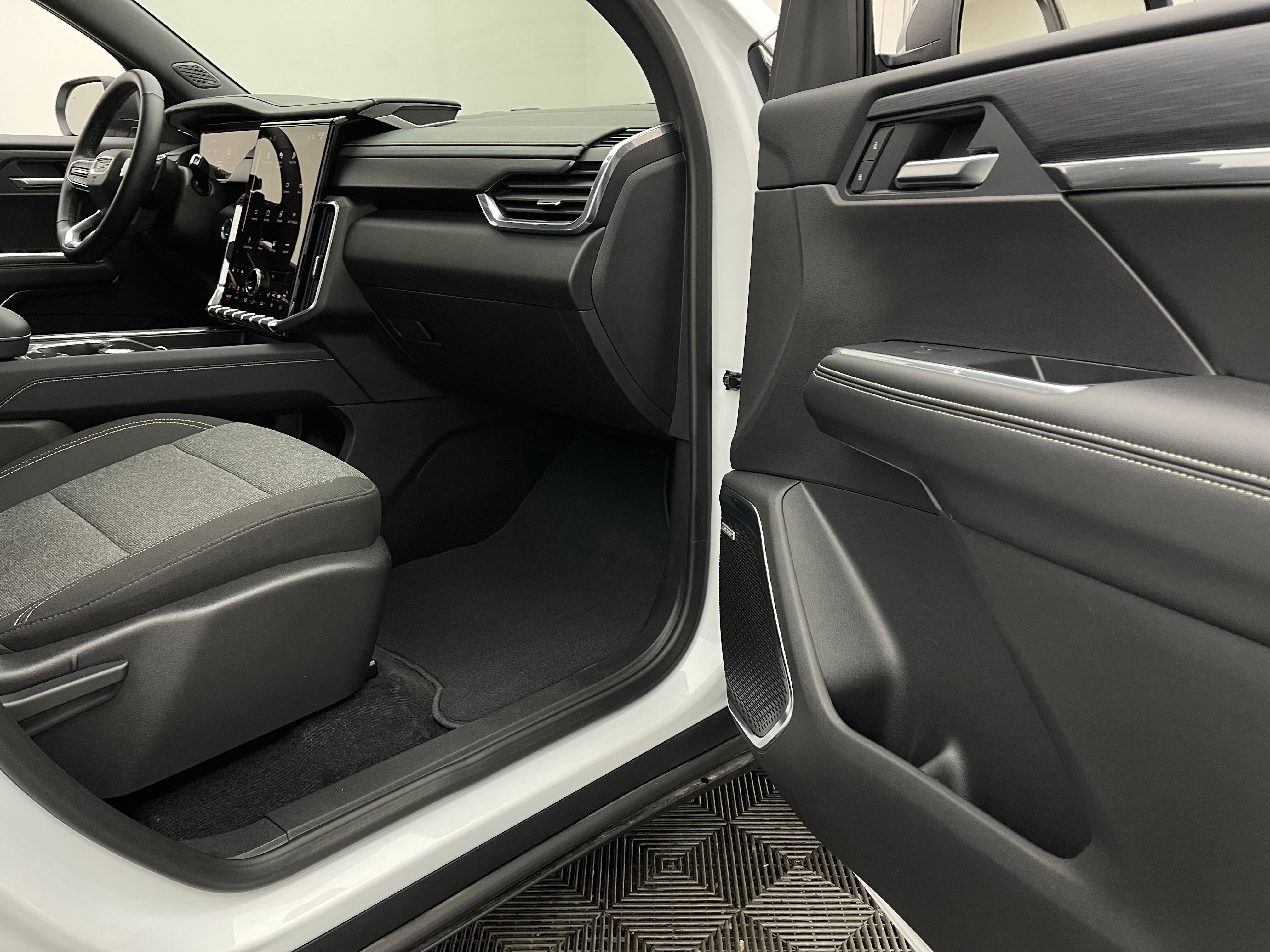 Used 2025 Summit White GMC Elevation image 32