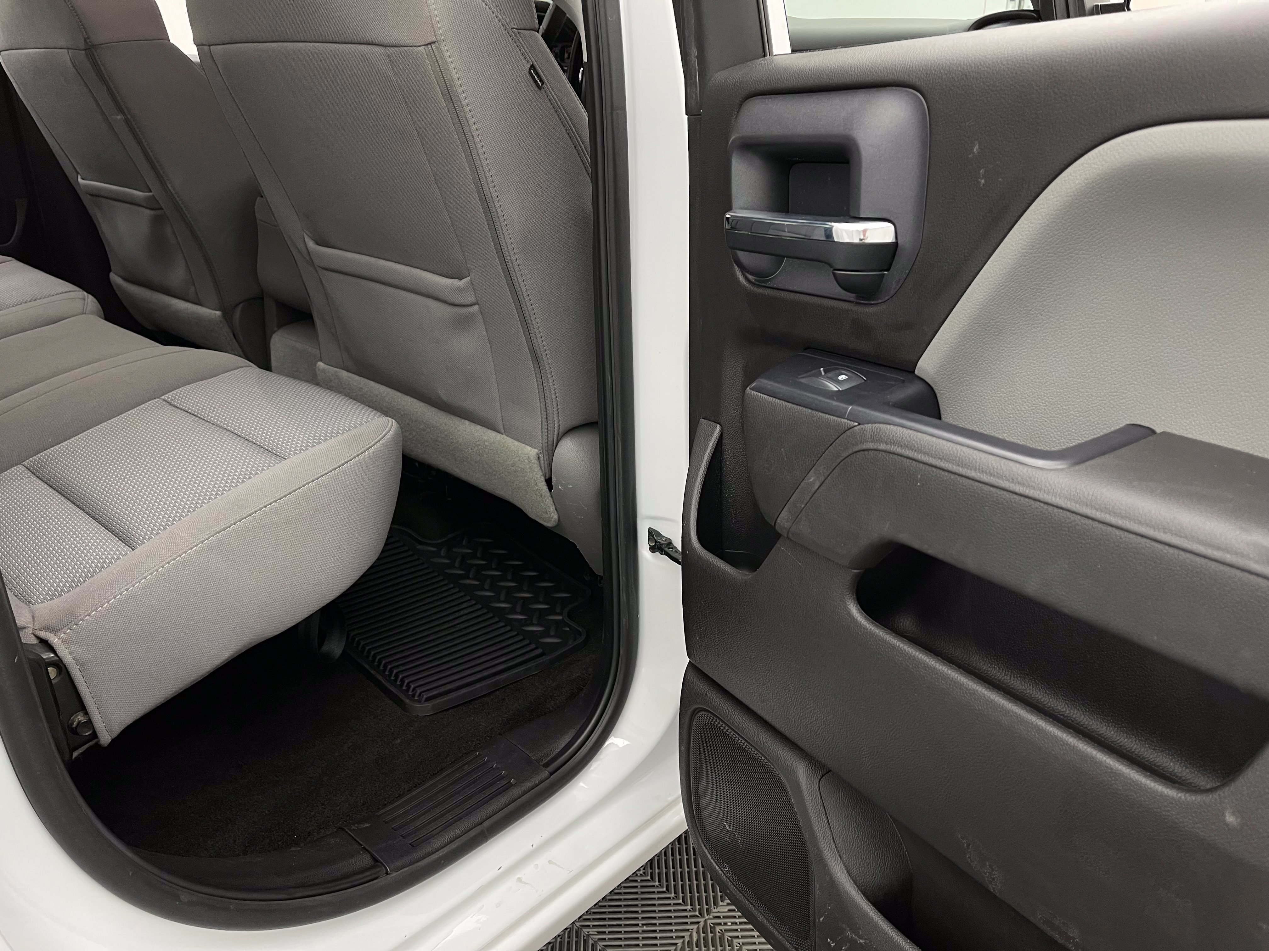 Used 2018 Summit White GMC Base image 31