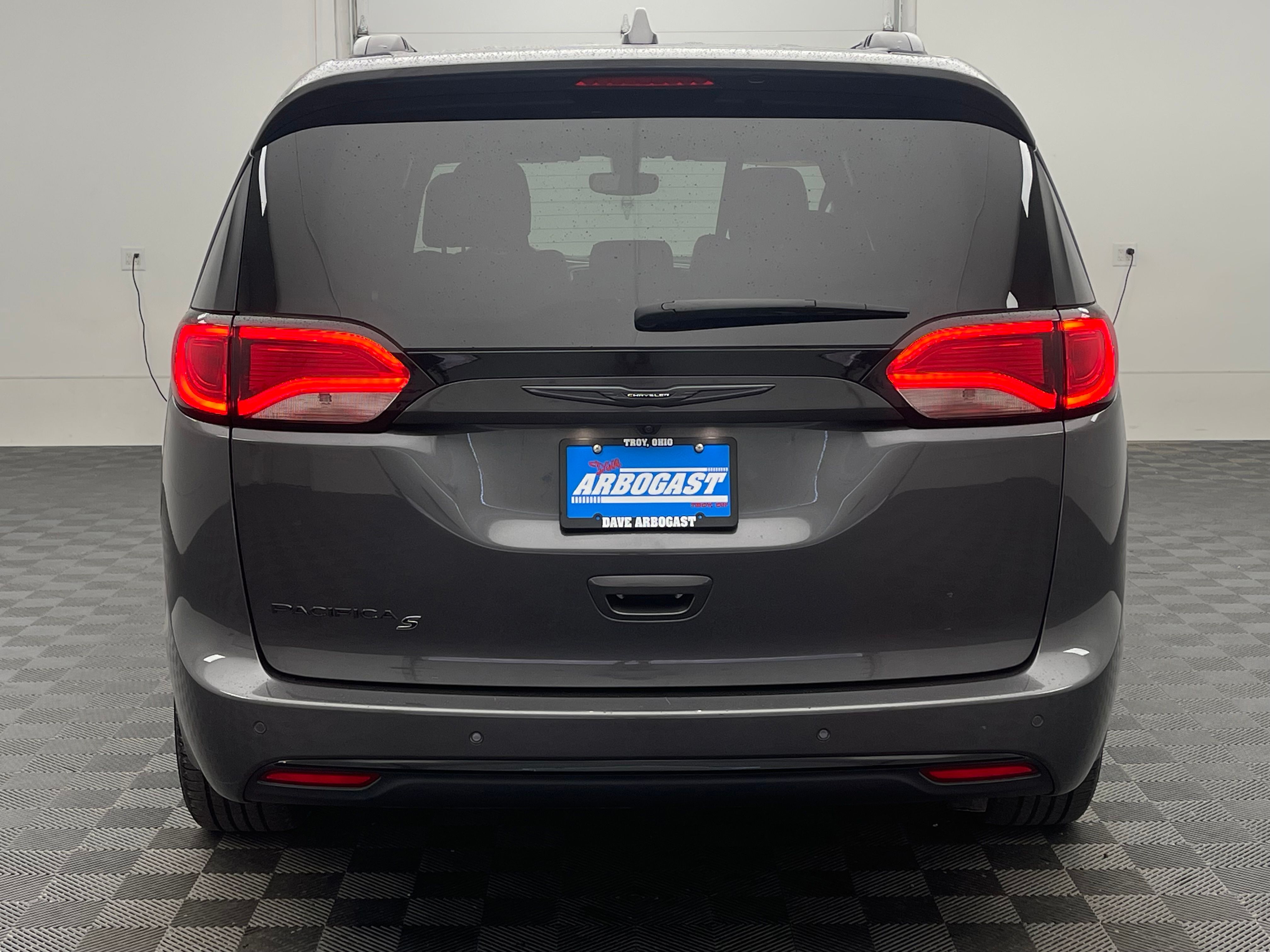 Used 2020 Granite Crystal Metallic Clearcoat Chrysler Touring L Plus image 9