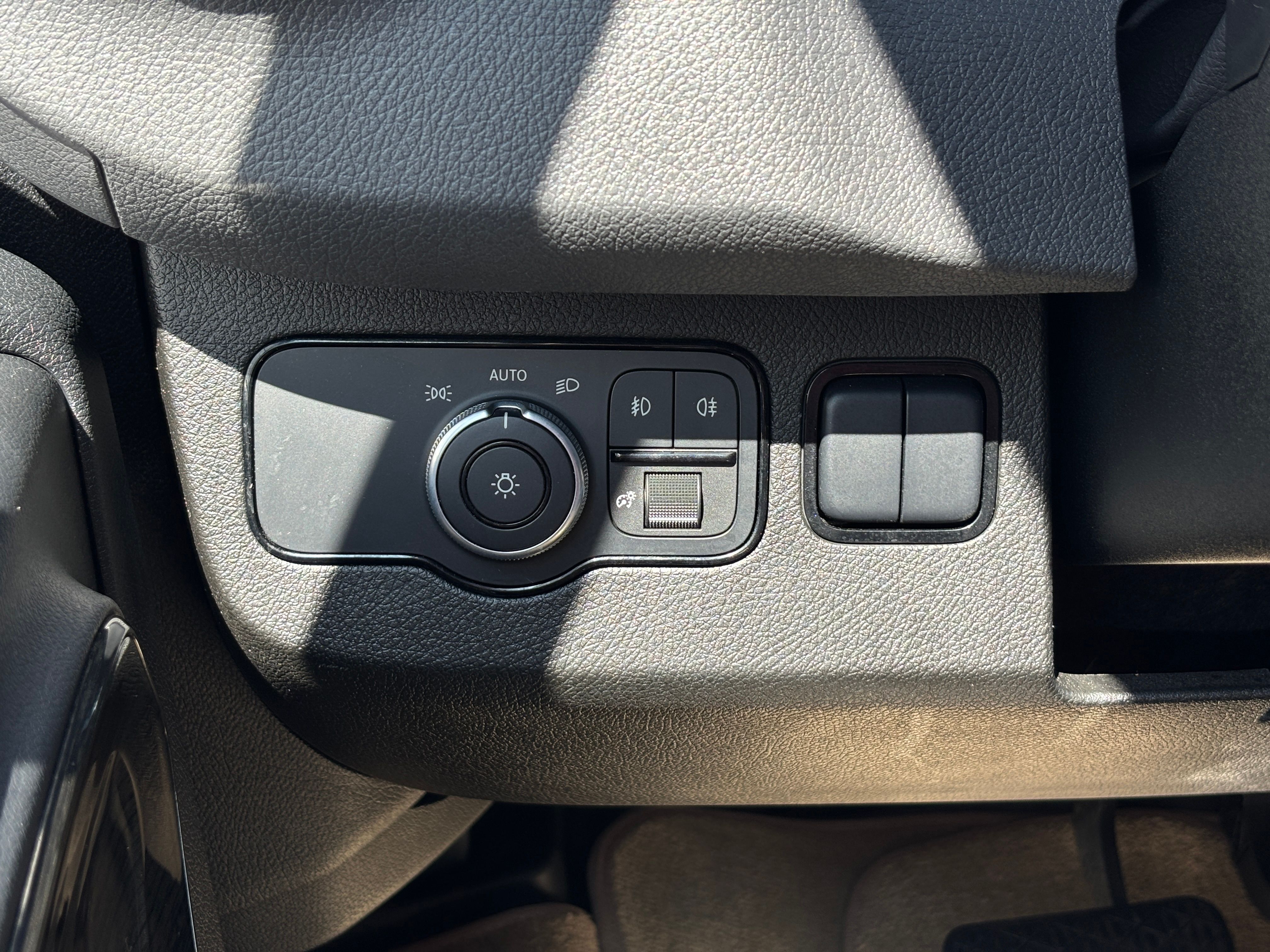 Used 2021 Silver Mercedes-Benz Midwest Luxe Cruiser image 32