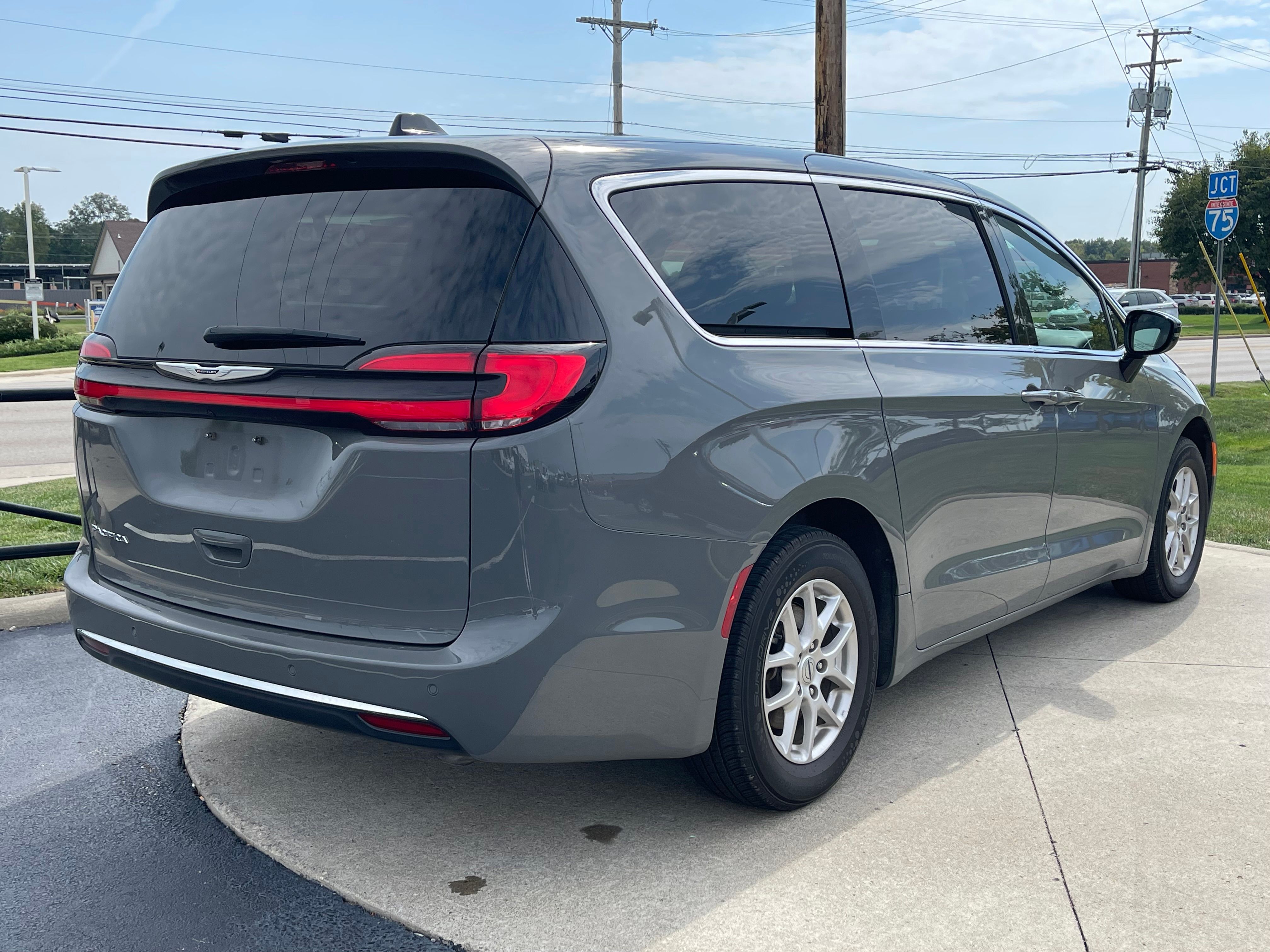 Used 2025 Ceramic Gray Clearcoat Chrysler Select image 7