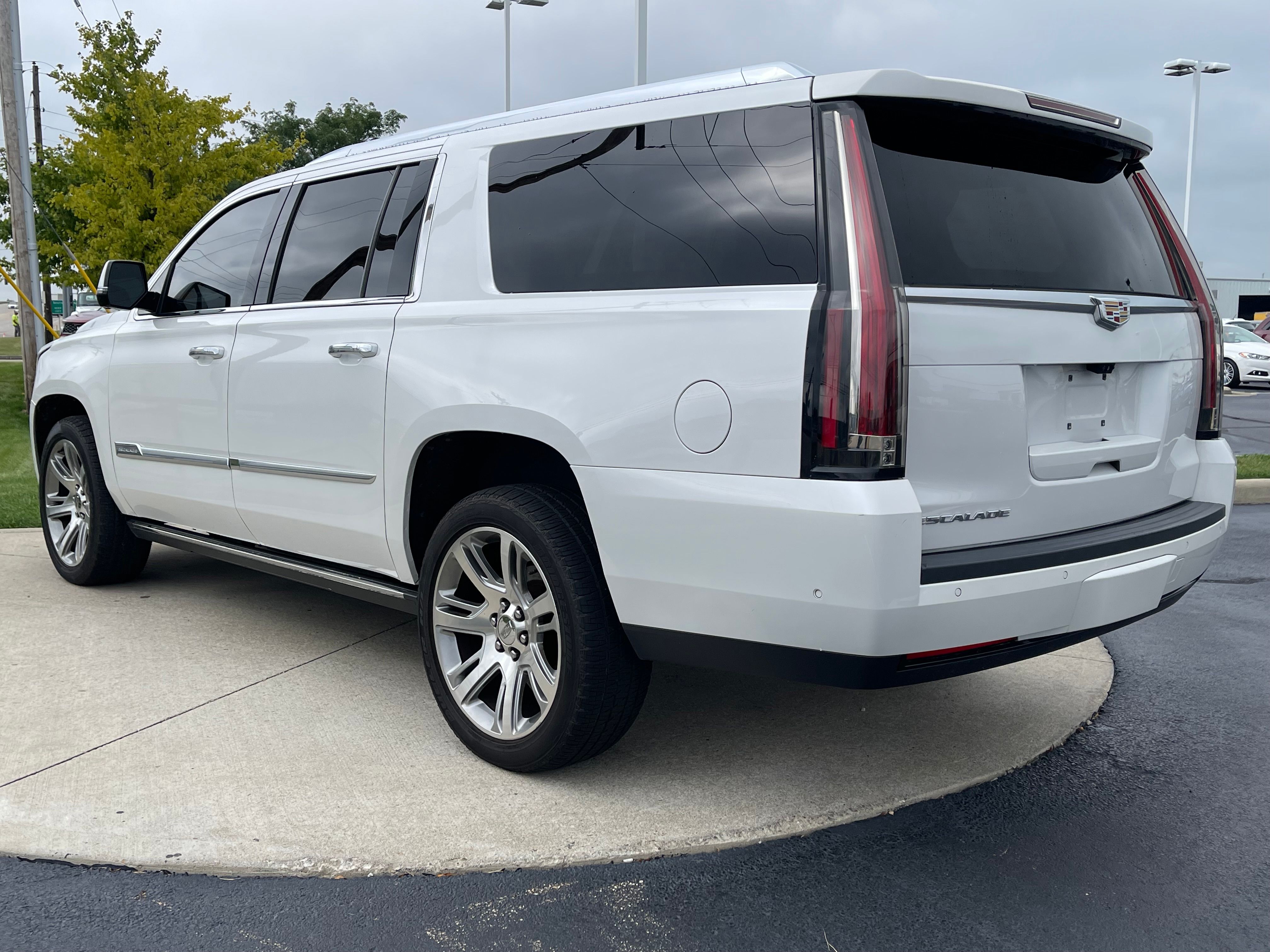 Used 2018 Crystal White Tricoat Cadillac Premium image 5