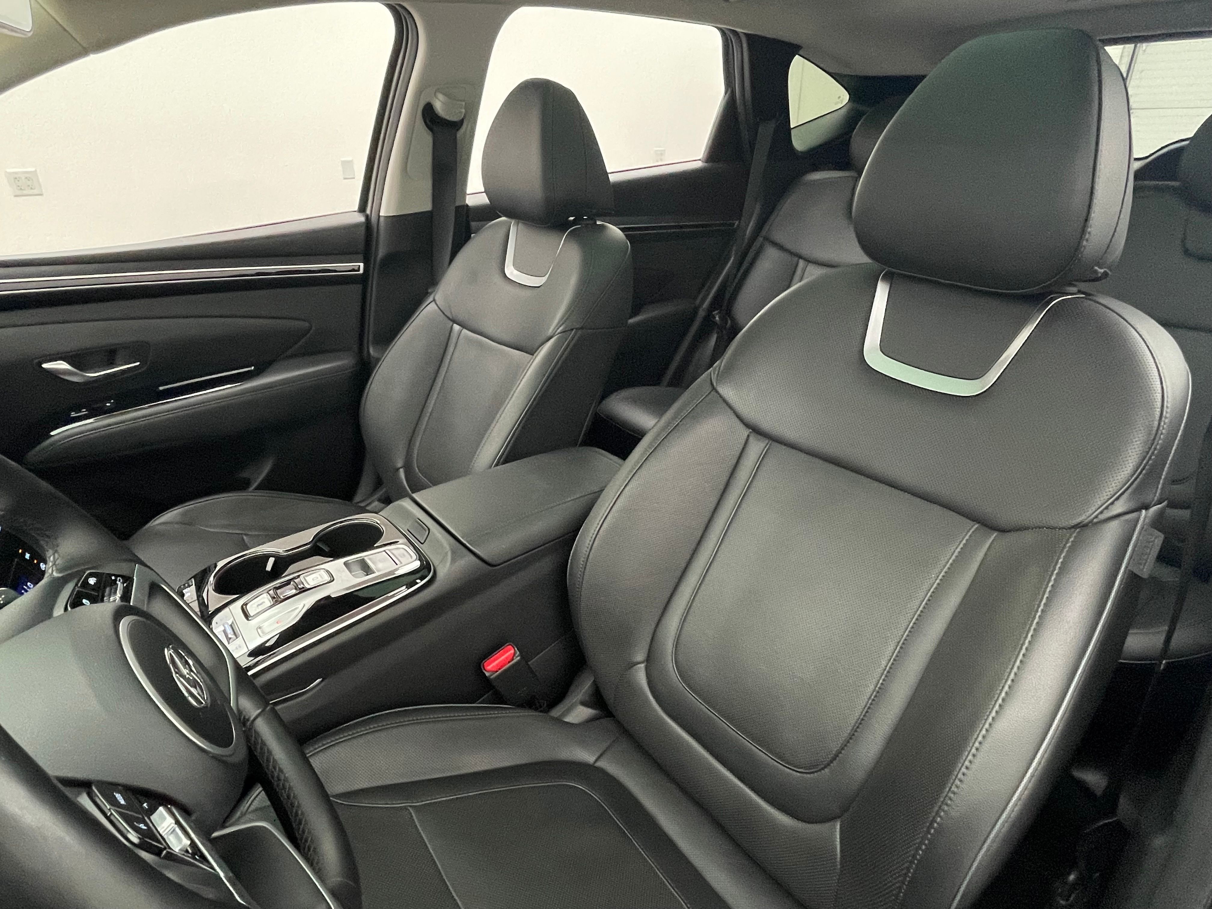 Used 2023 Amazon Gray Hyundai Limited image 19