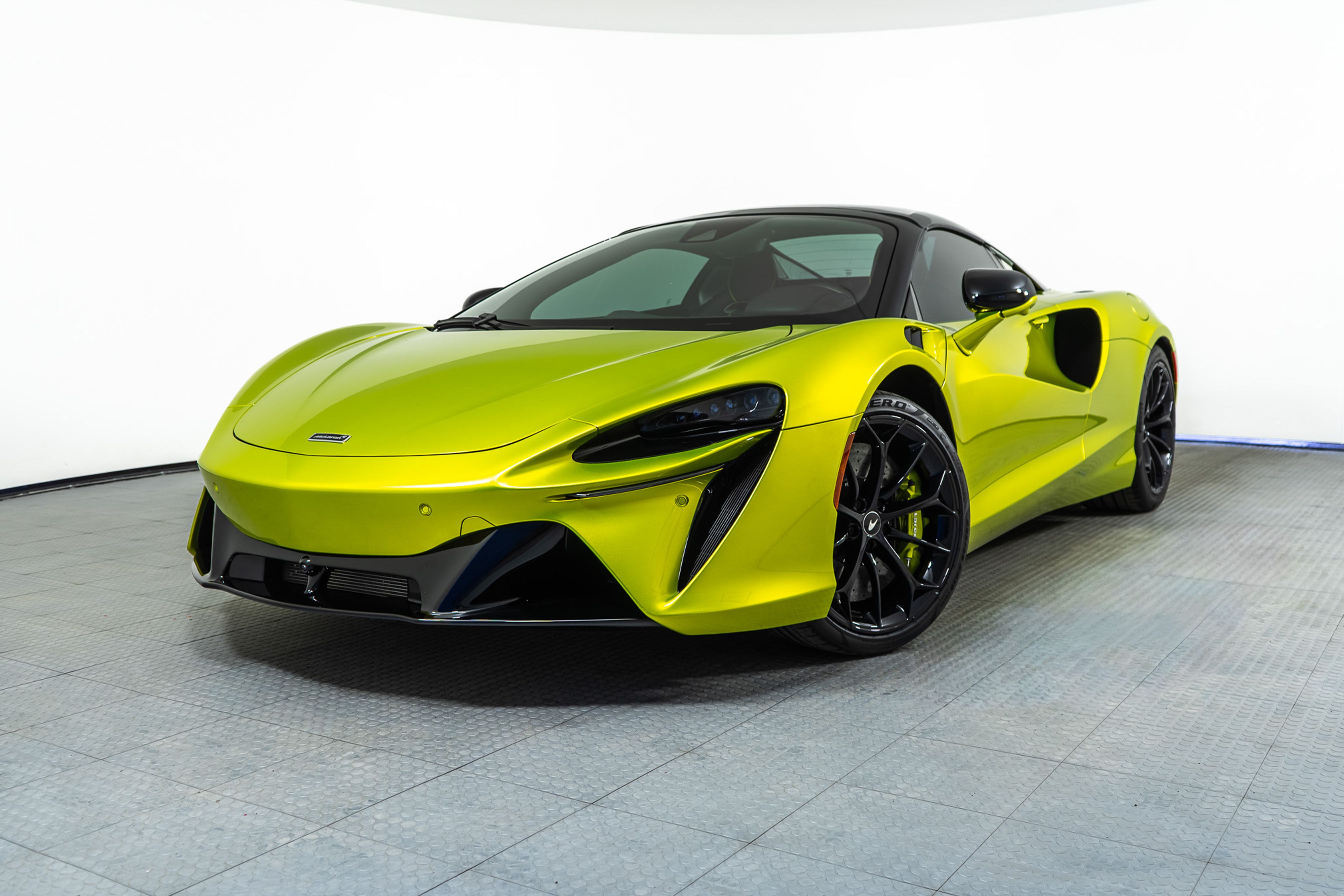 2025 McLaren Artura 