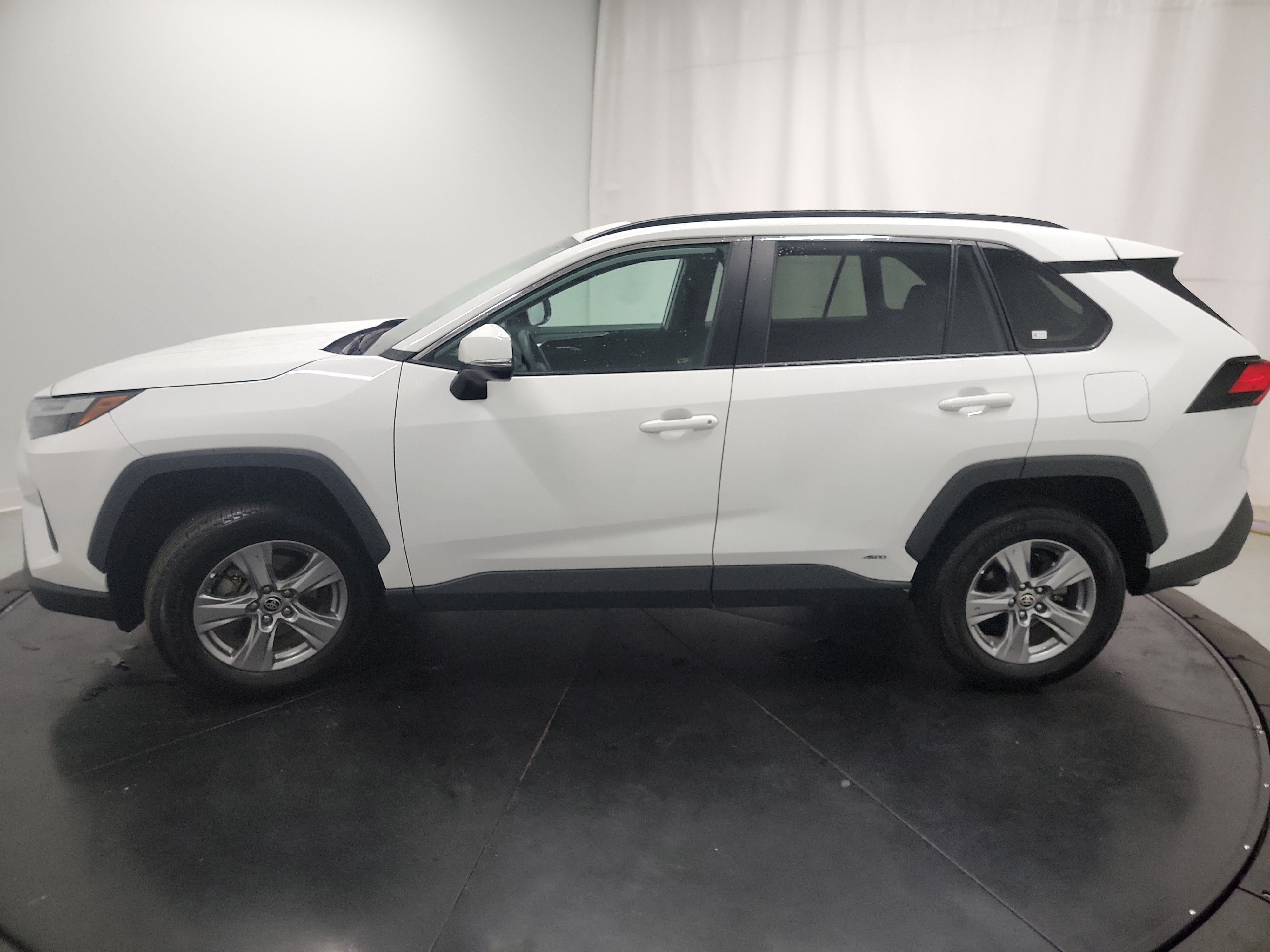 2024 Toyota RAV4 Hybrid XLE photo