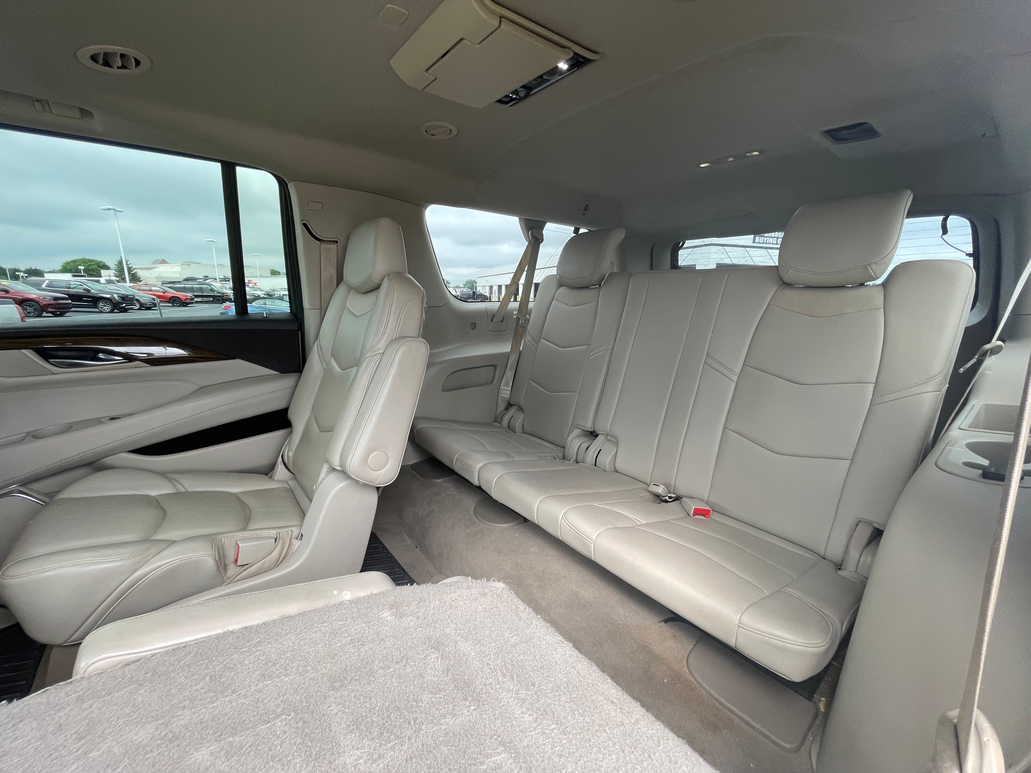 Used 2018 Crystal White Tricoat Cadillac Premium image 15