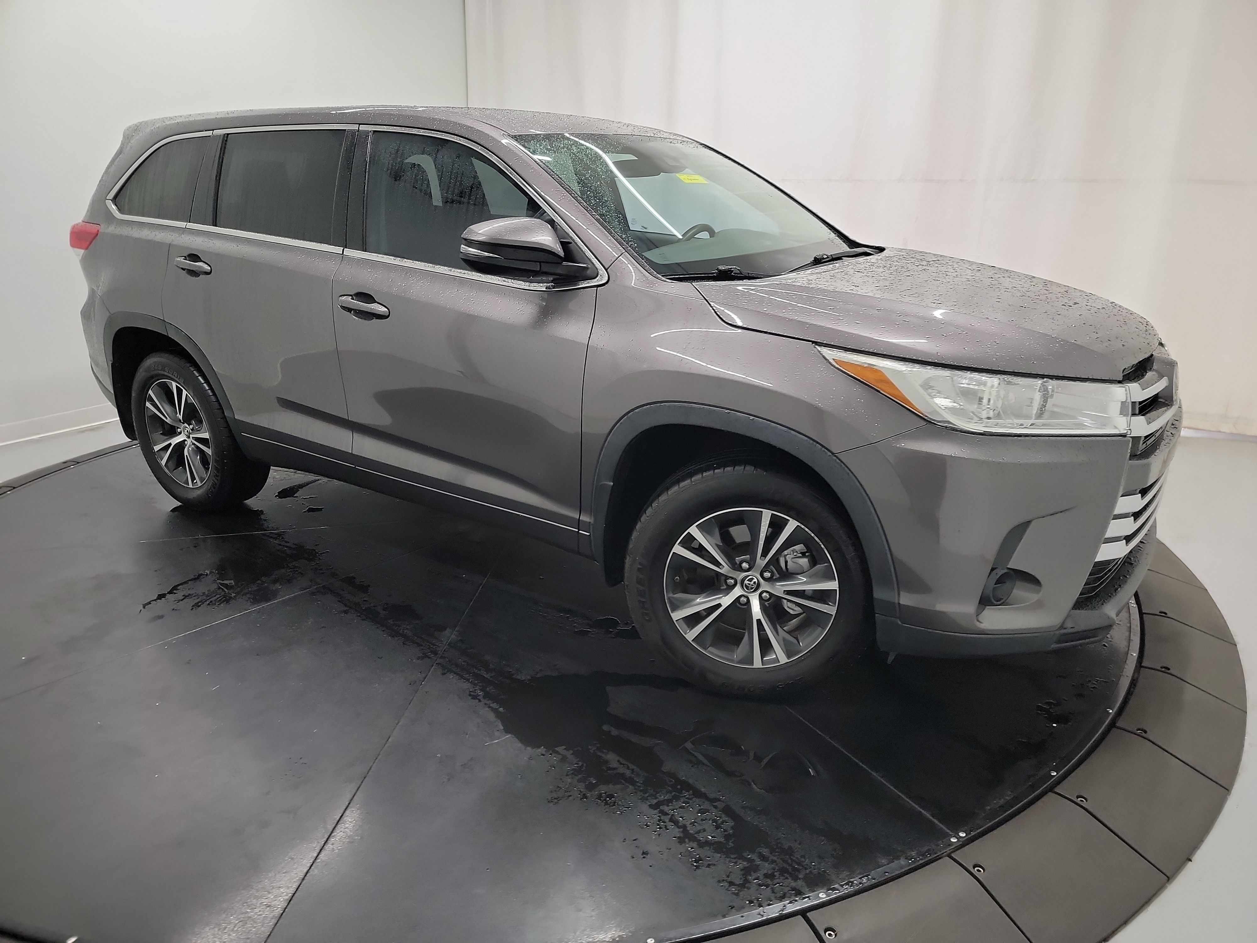 2017 Toyota Highlander LE photo