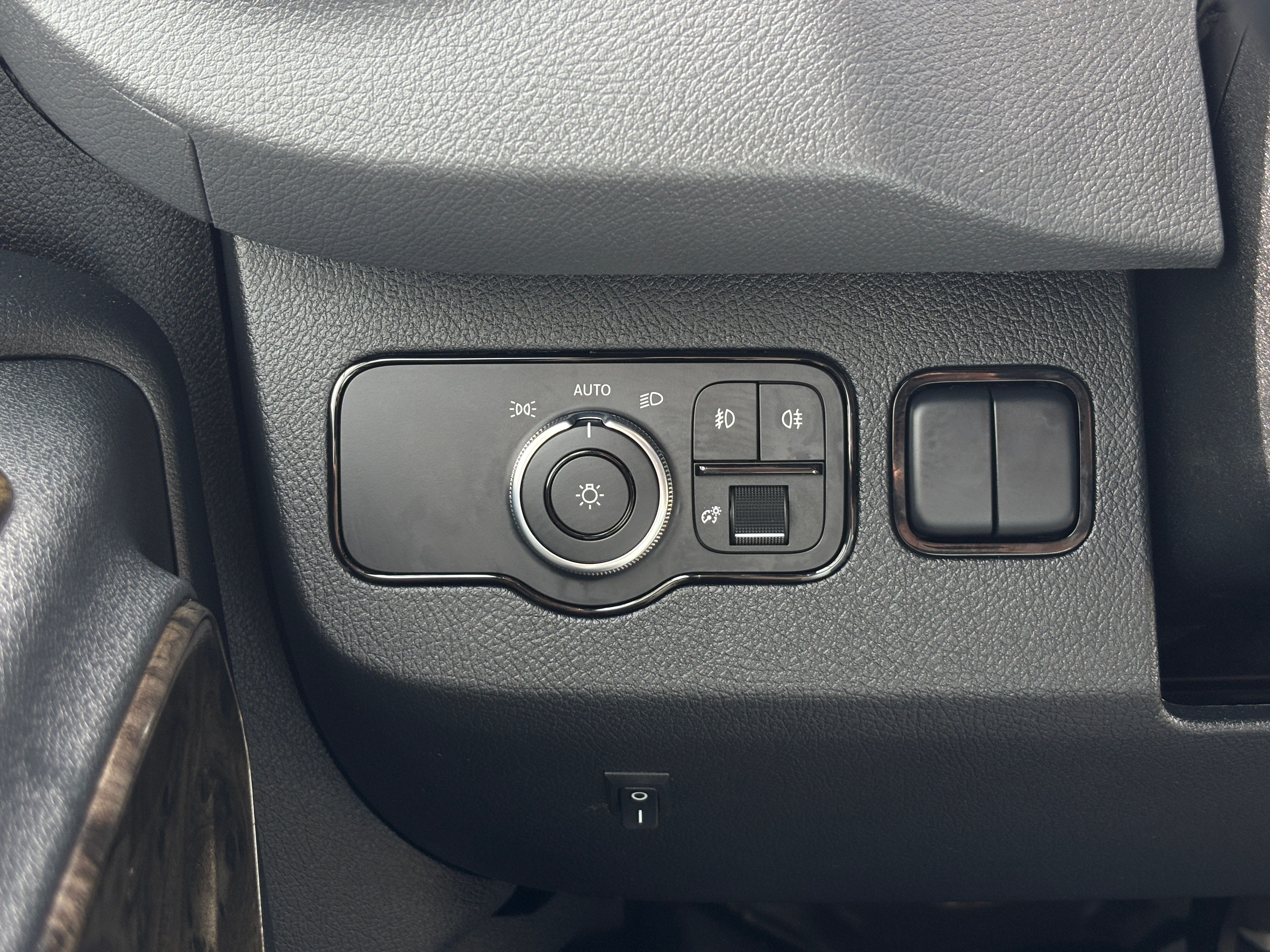 Used 2021 Silver Mercedes-Benz Discovery Cross Country image 30