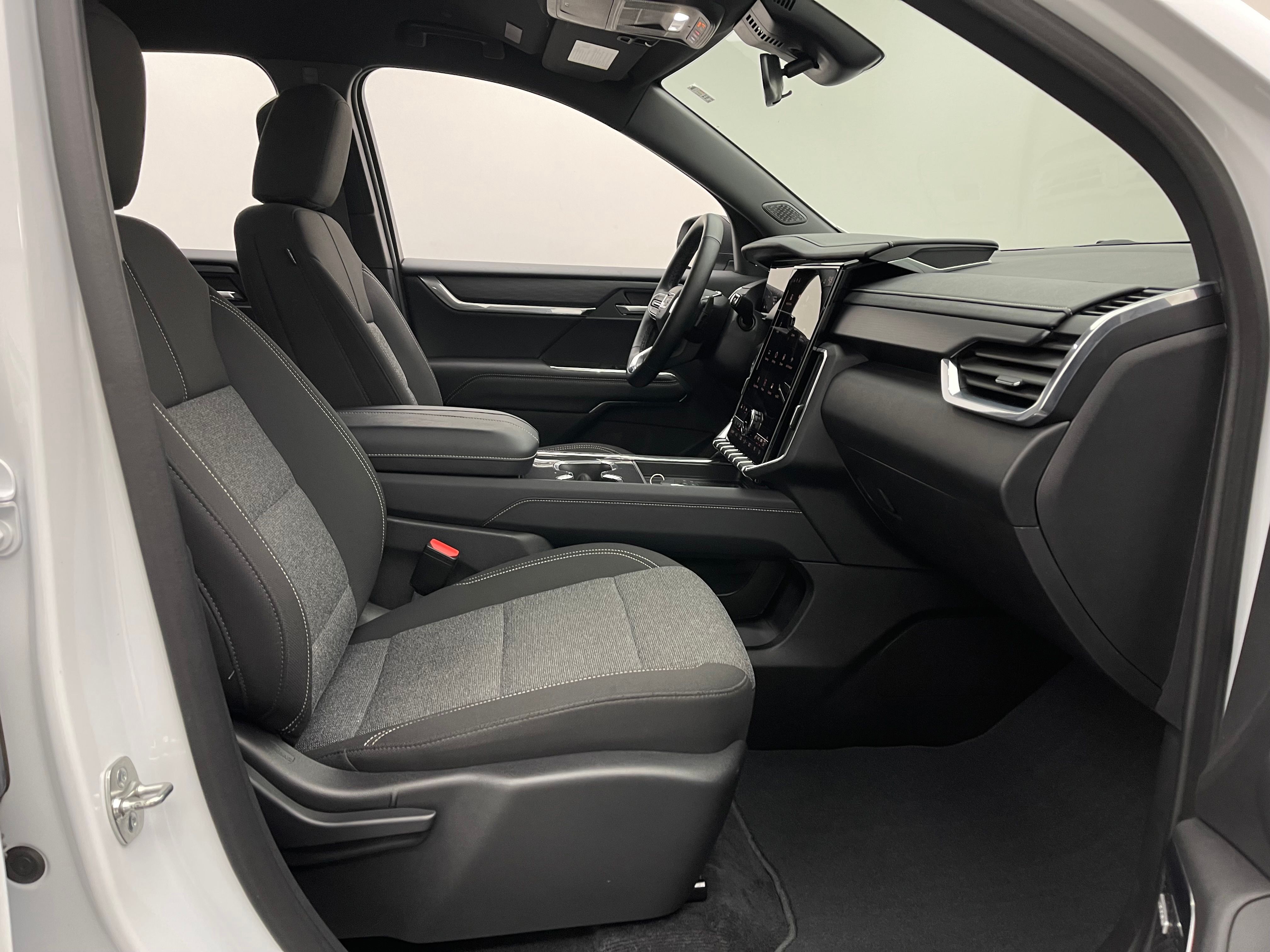 Used 2025 Summit White GMC Elevation image 33