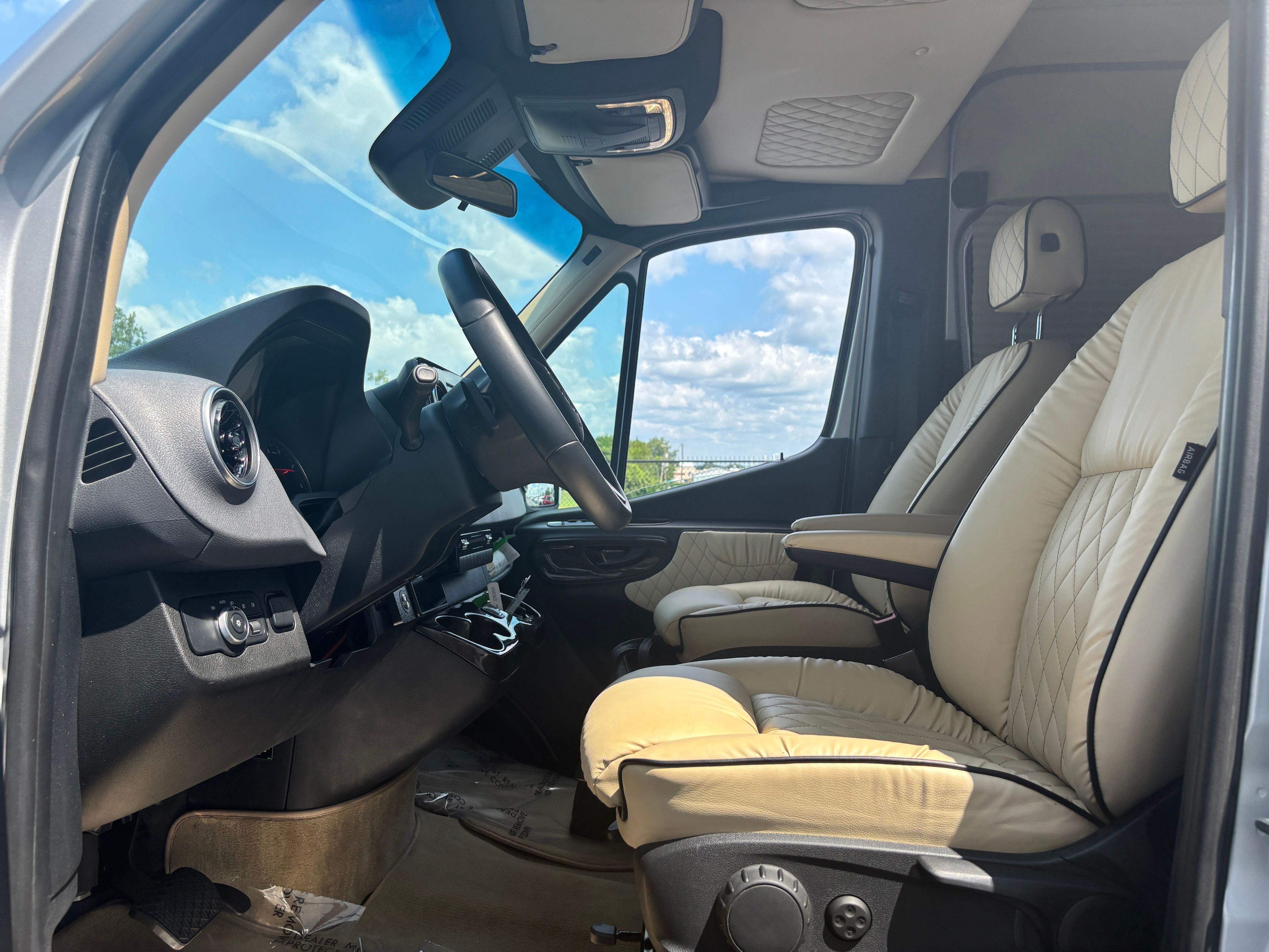 Used 2021 Silver Mercedes-Benz Midwest Luxe Cruiser image 20