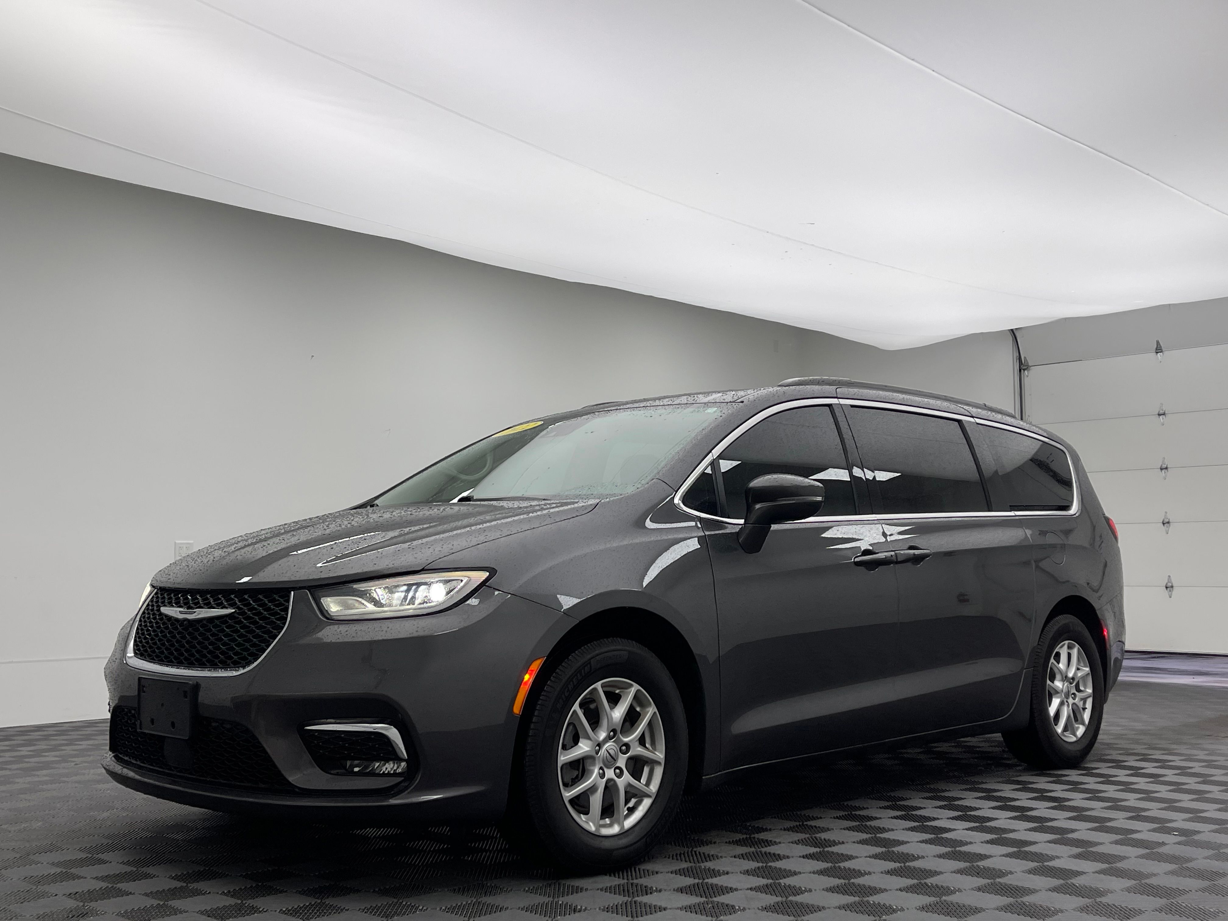 Used 2022 Granite Crystal Metallic Clearcoat Chrysler Touring L image 2