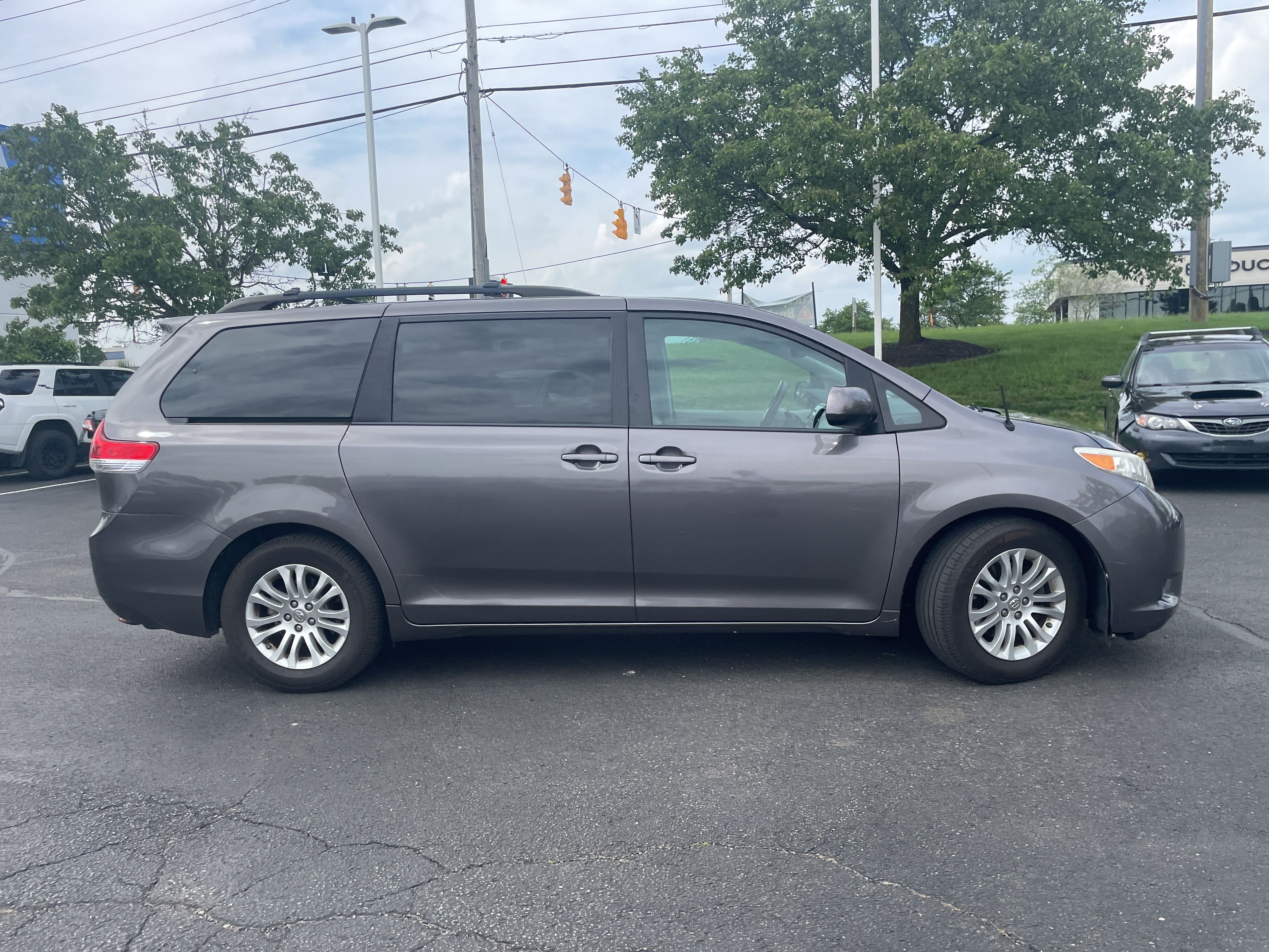 2013 Toyota Sienna XLE 7-Passenger Auto Access Se photo