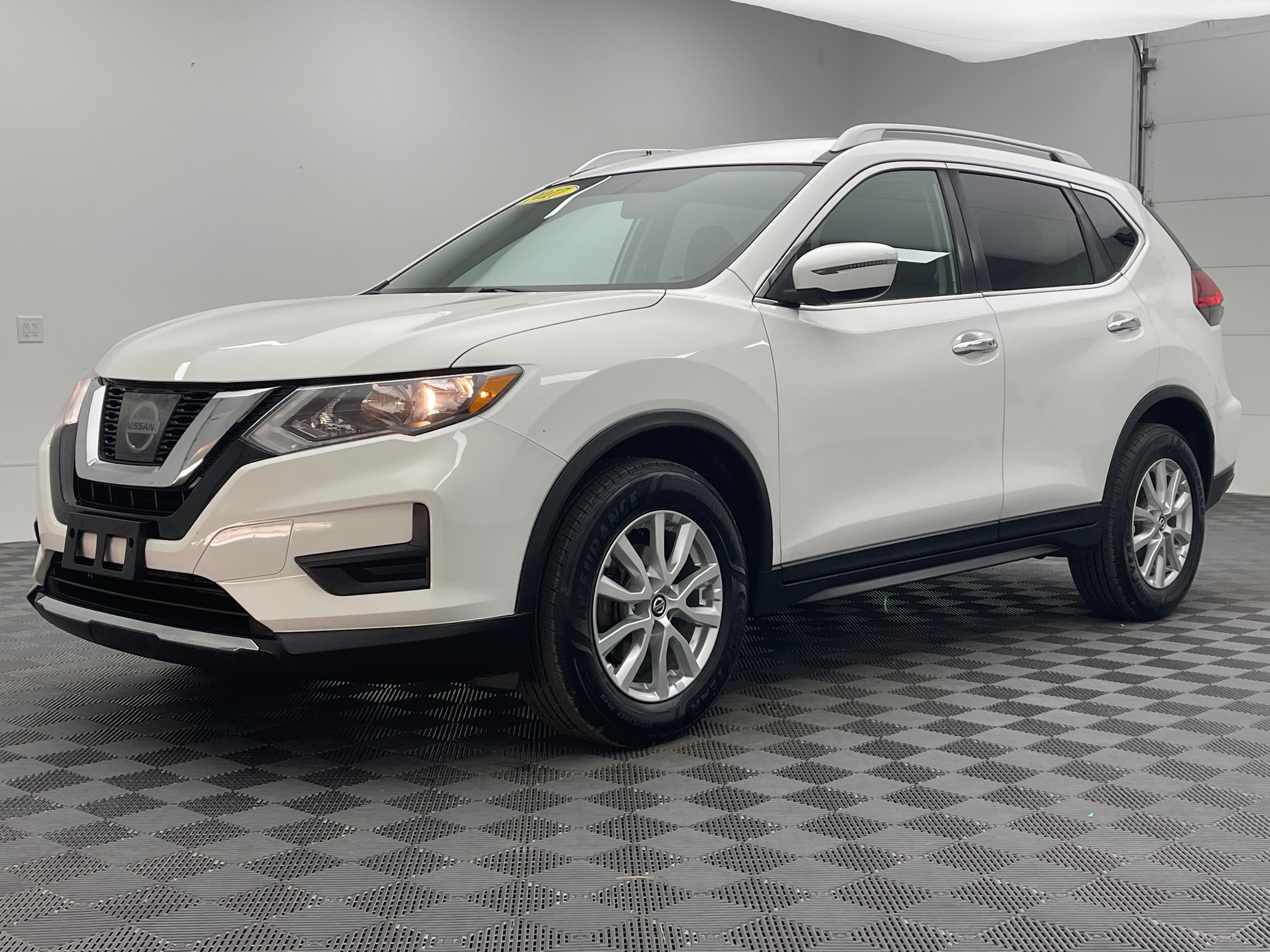 Used 2017 Glacier White Nissan SV image 2