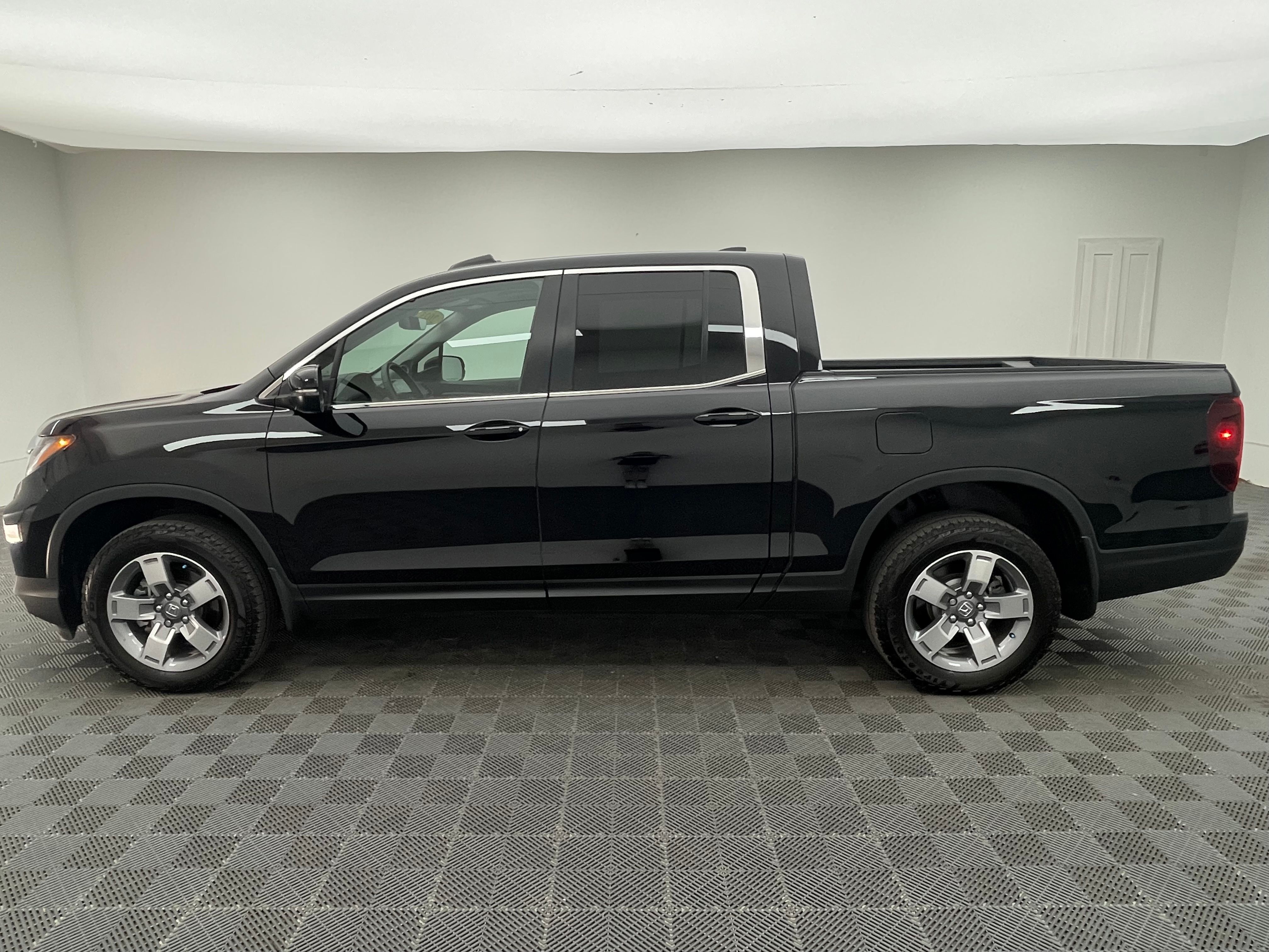 Used 2025 Crystal Black Pearl Honda RTL image 11