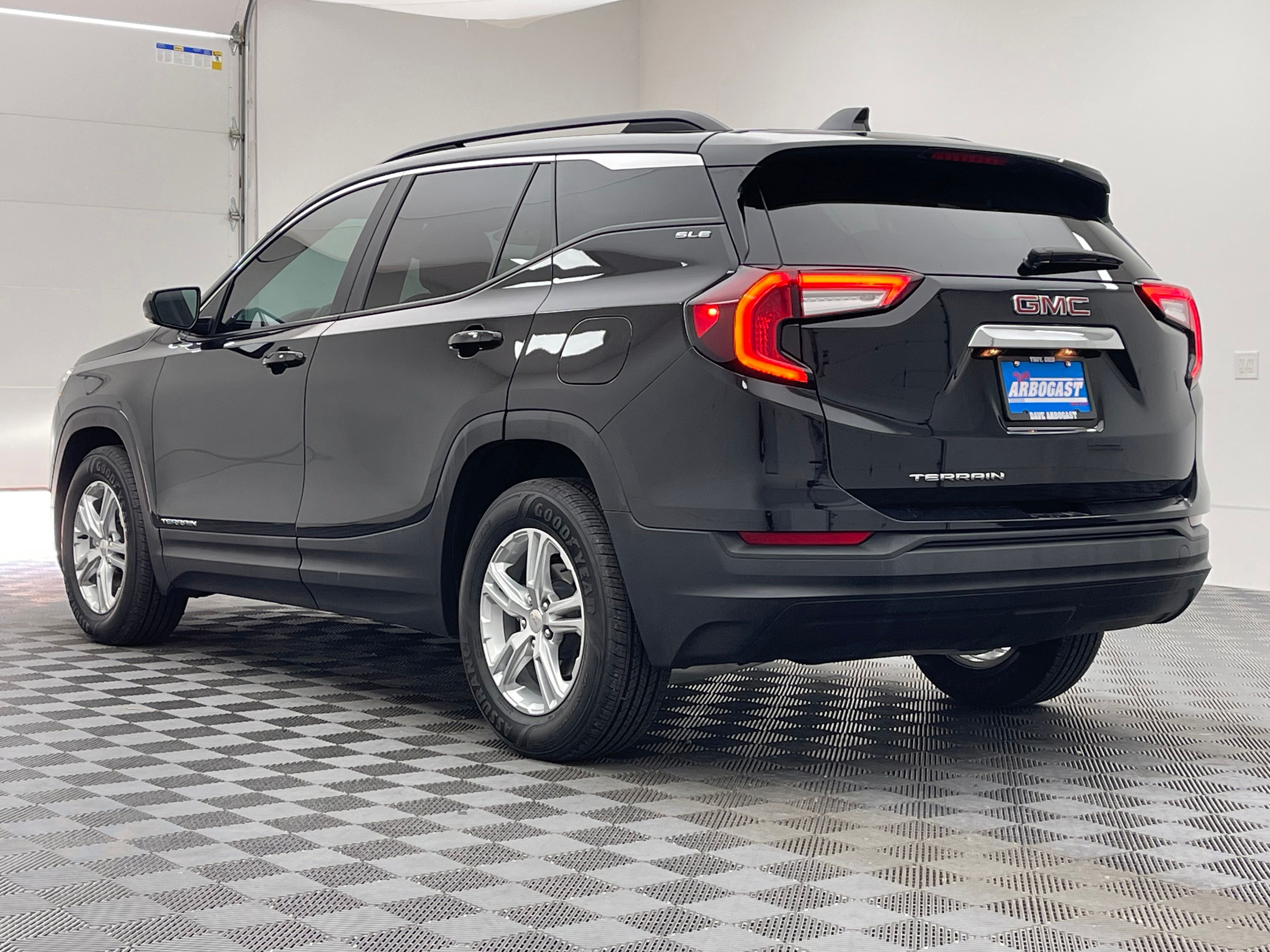 Used 2022 Ebony Twilight Metallic GMC SLE image 10