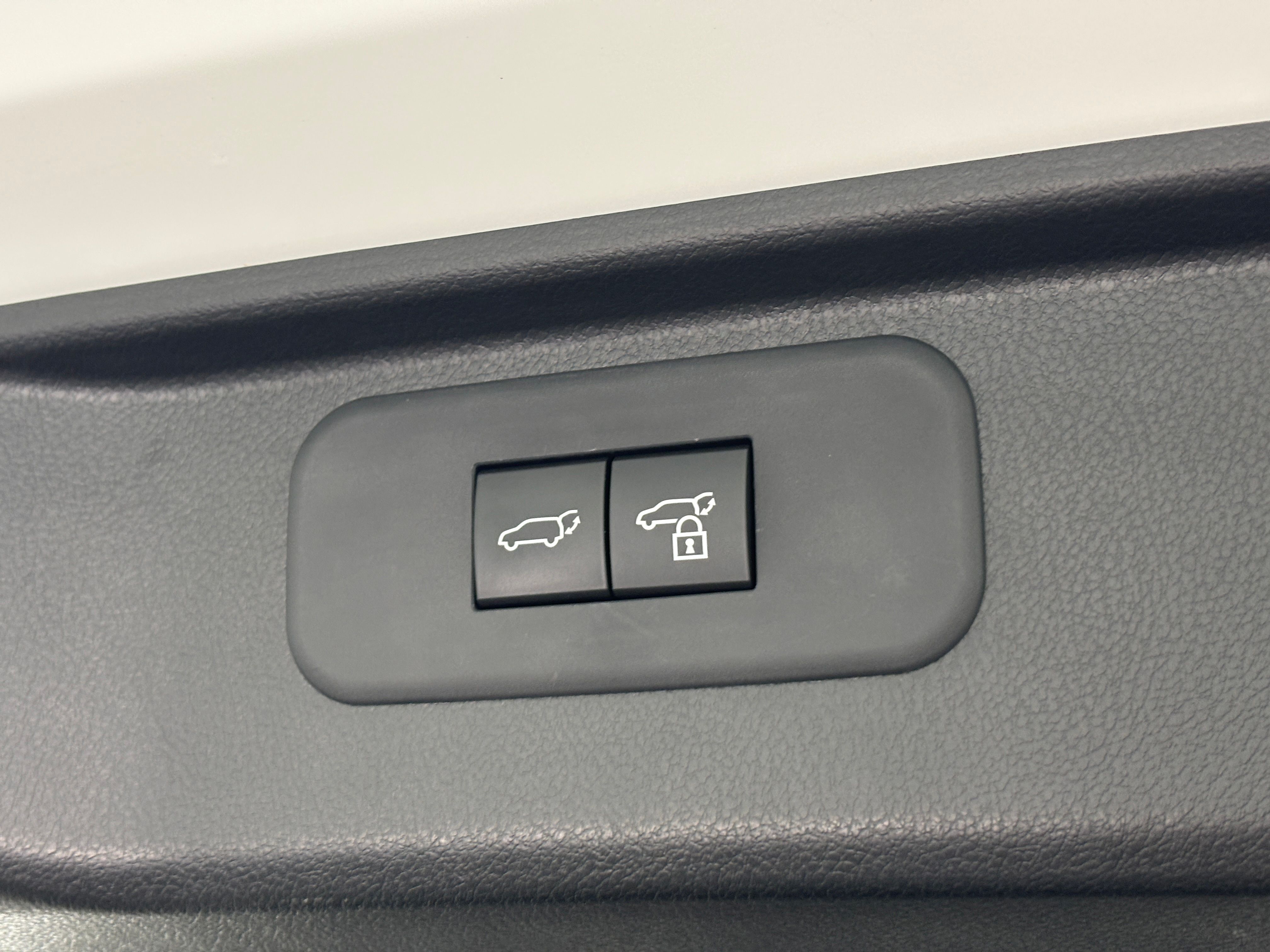 Used 2025 Pearl Toyota Platinum image 13