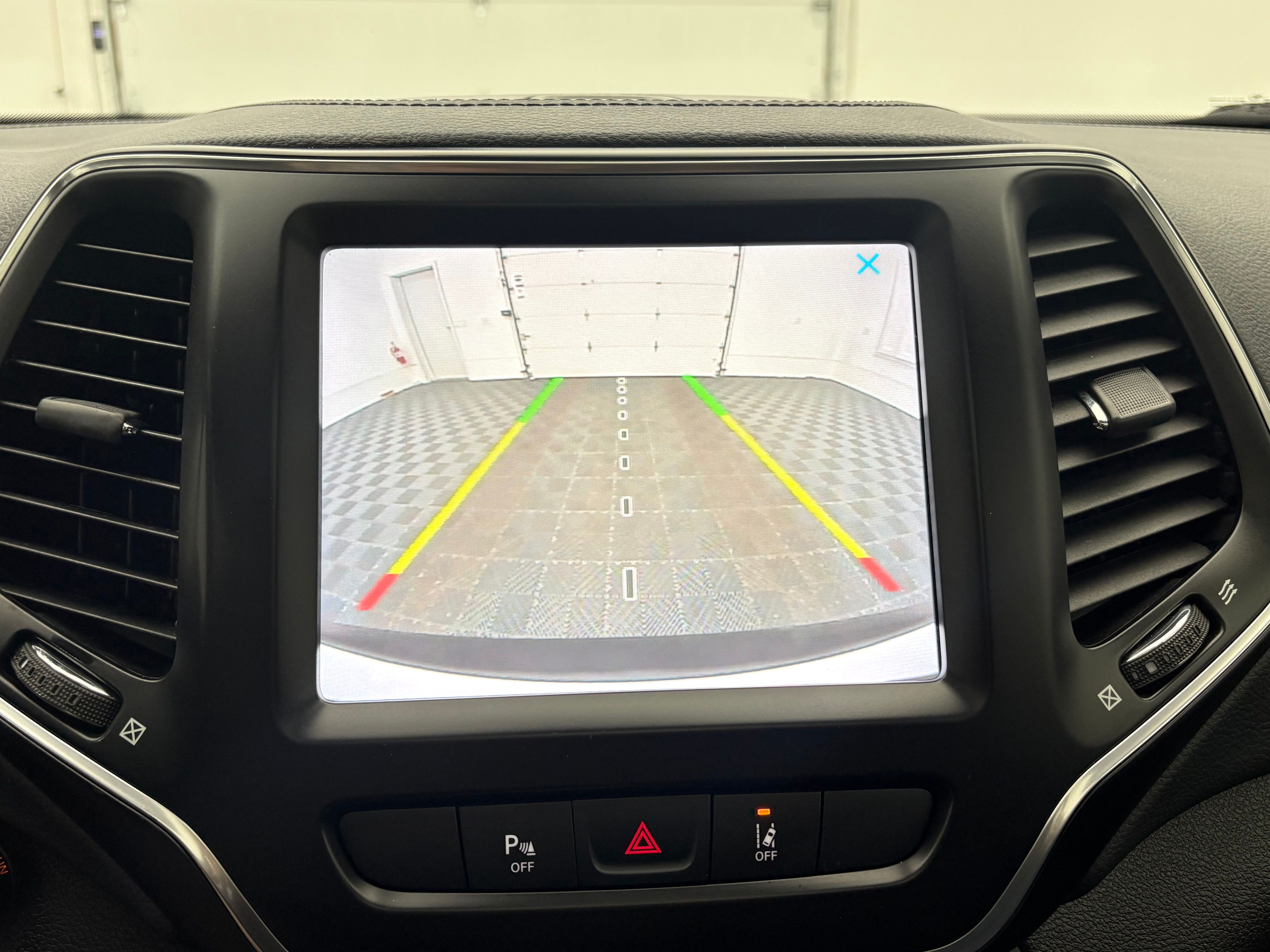 Used 2021 Bright White Clearcoat Jeep Latitude Lux image 4