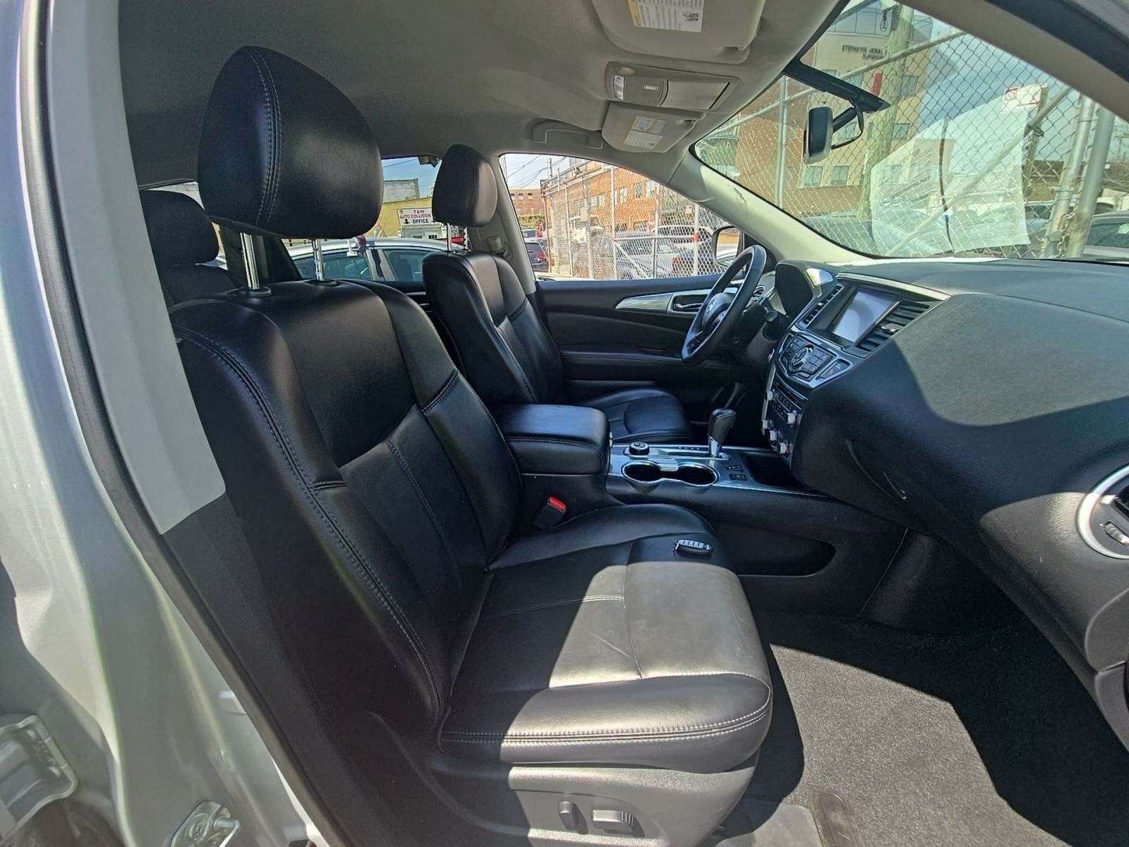 2019 Nissan Pathfinder SL photo