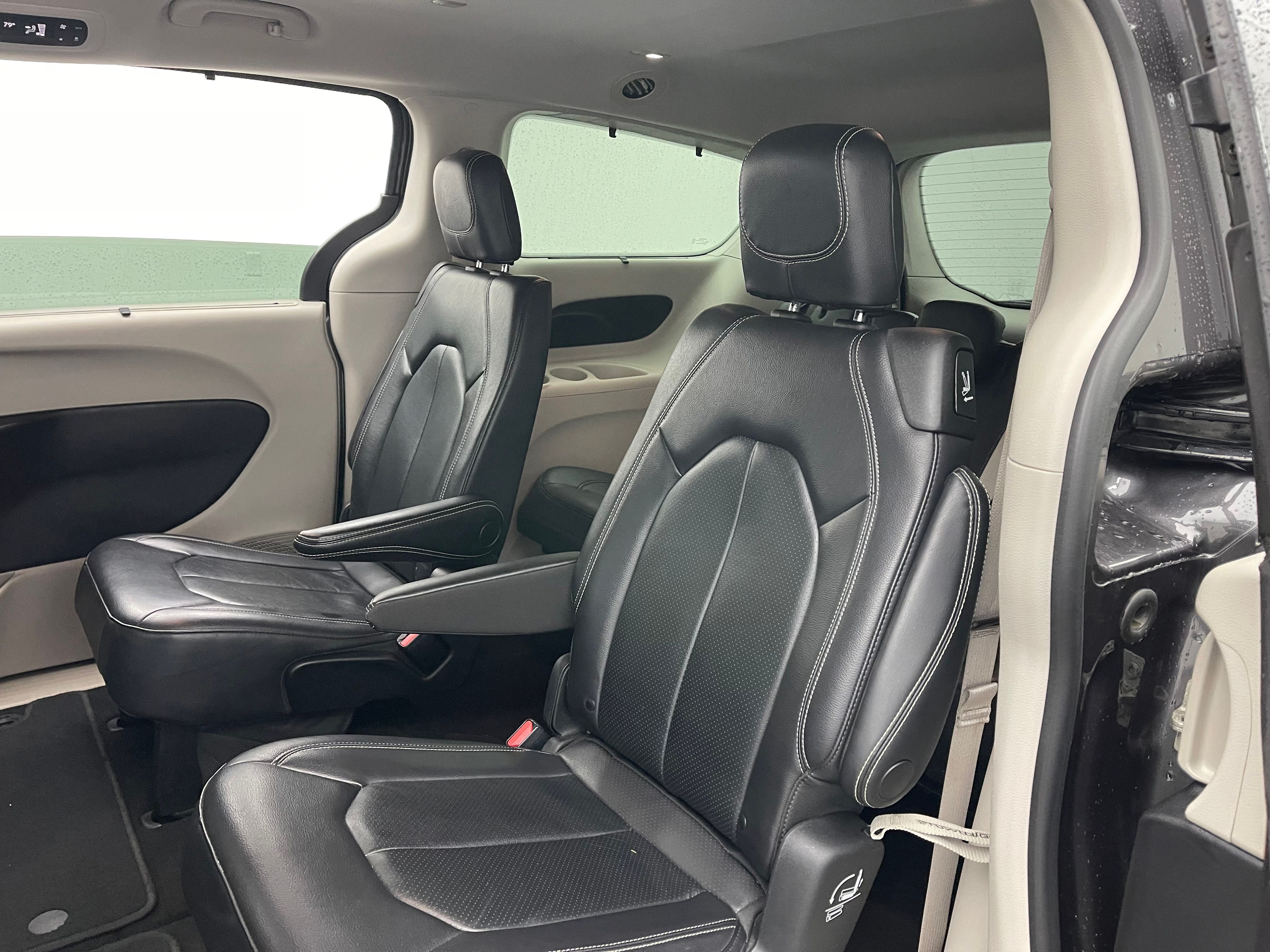 Used 2022 Granite Crystal Metallic Clearcoat Chrysler Touring L image 38