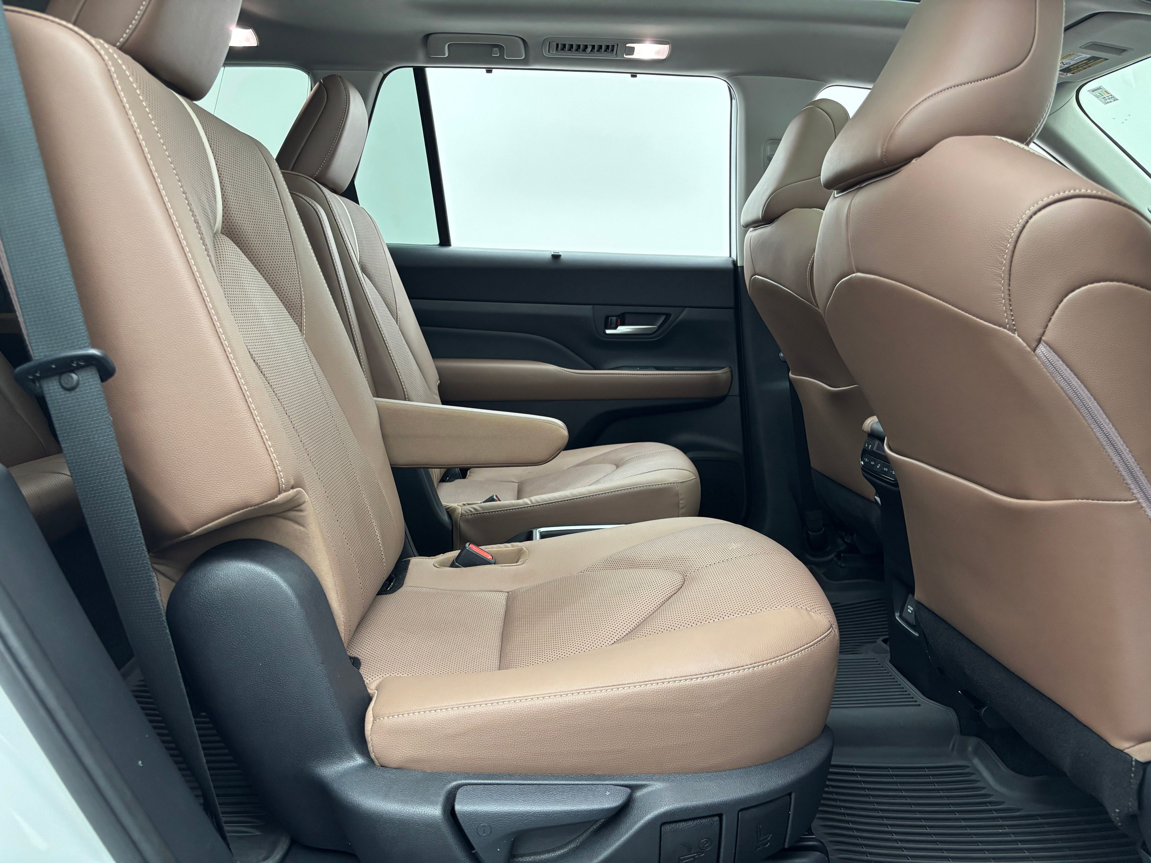 Used 2025 Pearl Toyota Platinum image 40