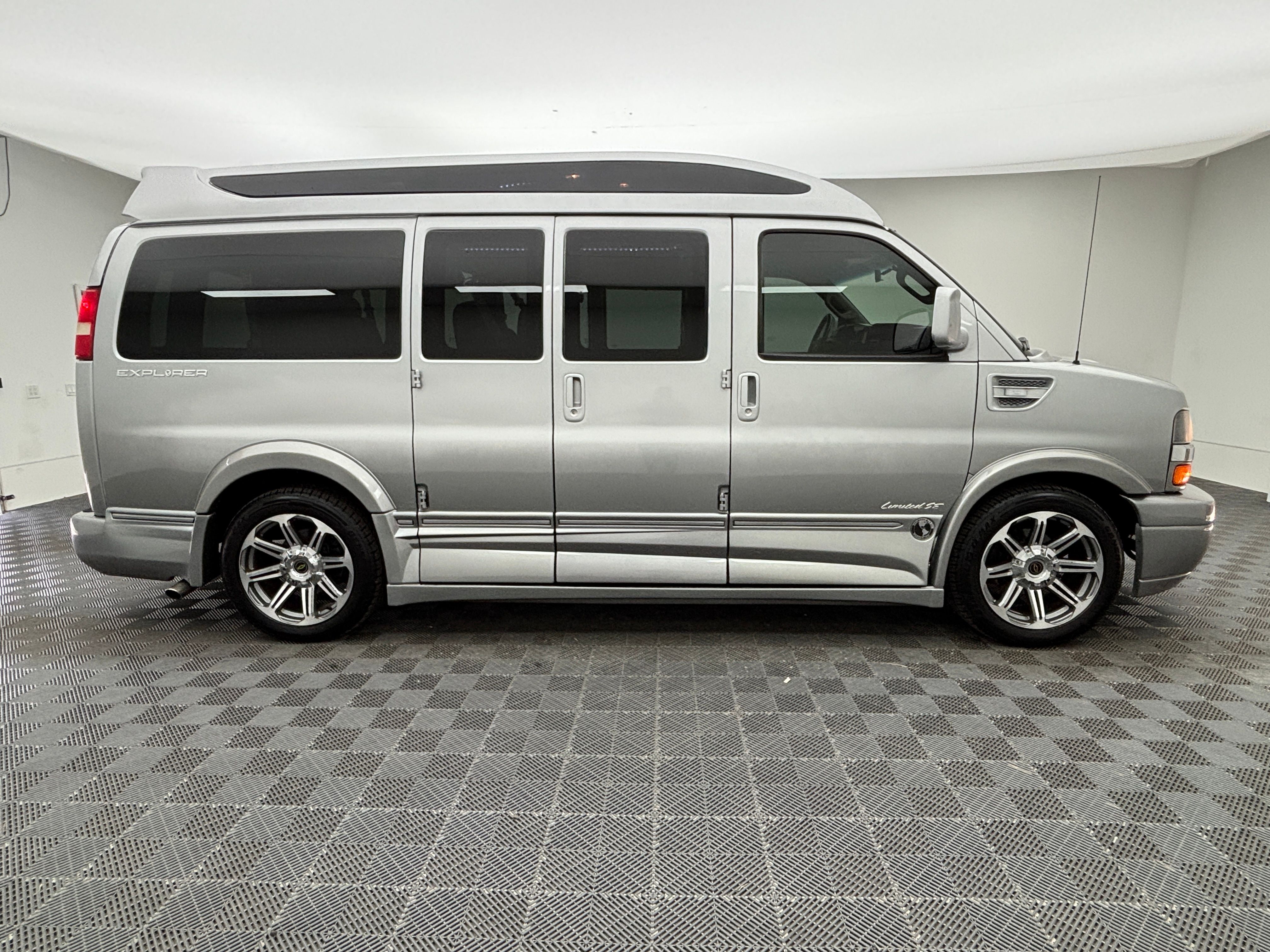 Used 2017 Silver Ice Metallic Chevrolet Explorer Limited SE image 6