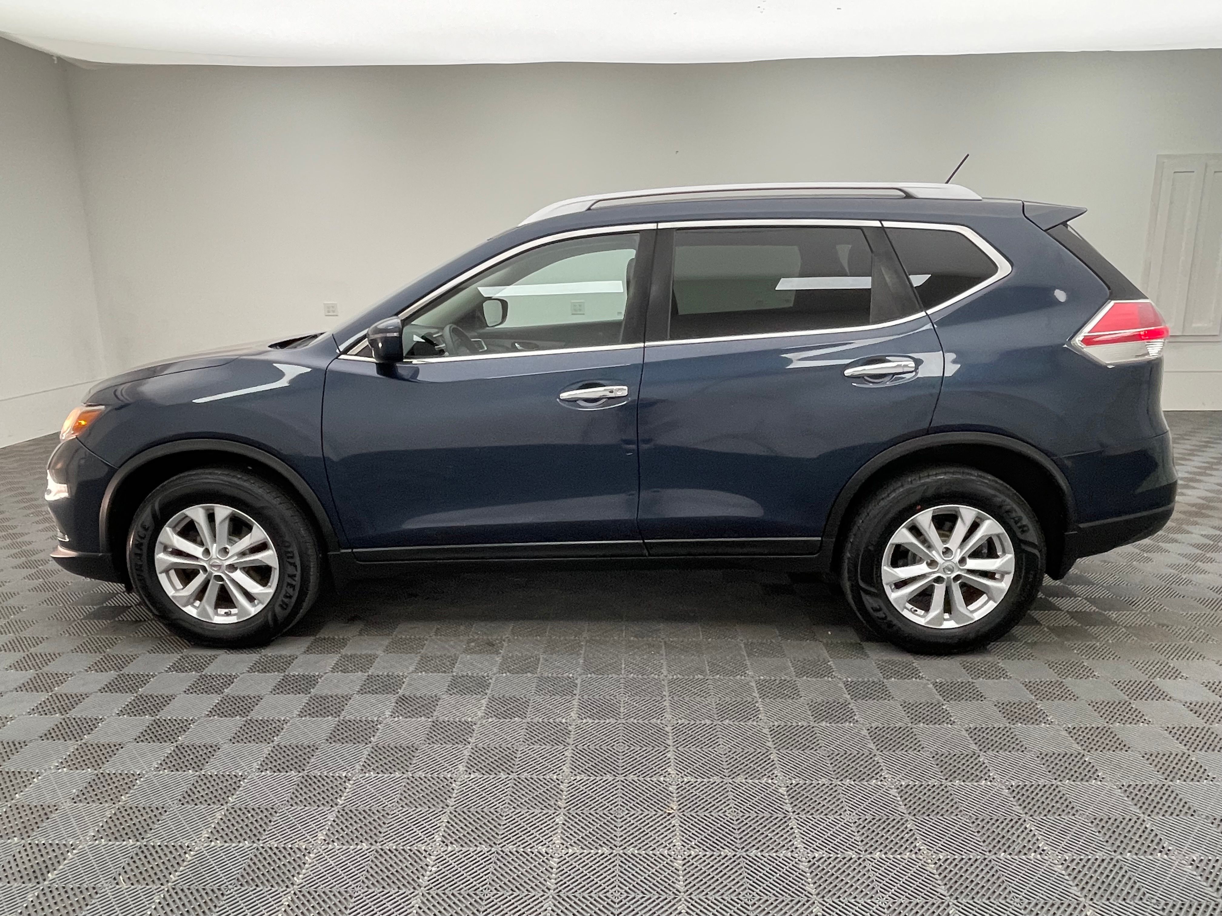 Used 2016 Arctic Blue Metallic Nissan SV image 10