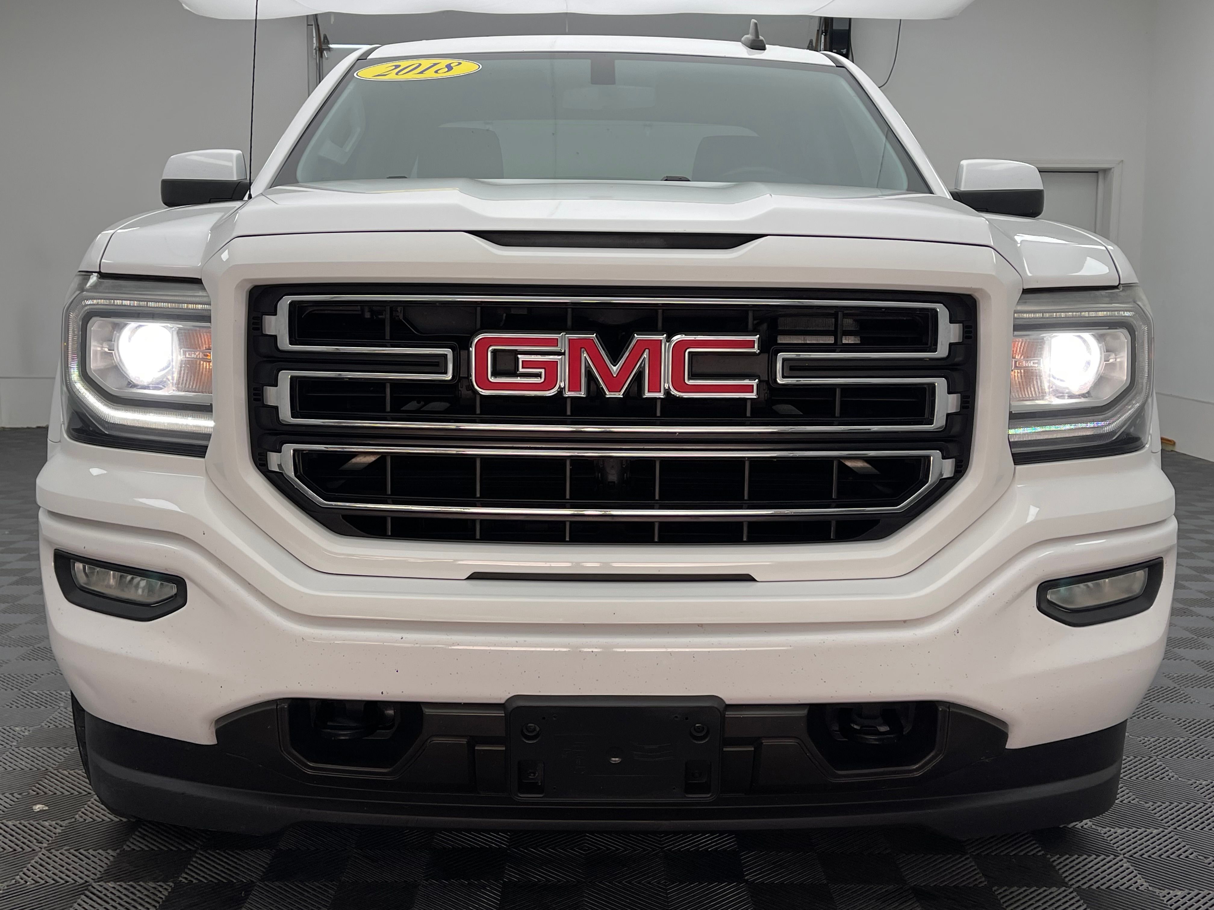 Used 2018 Summit White GMC Base image 11